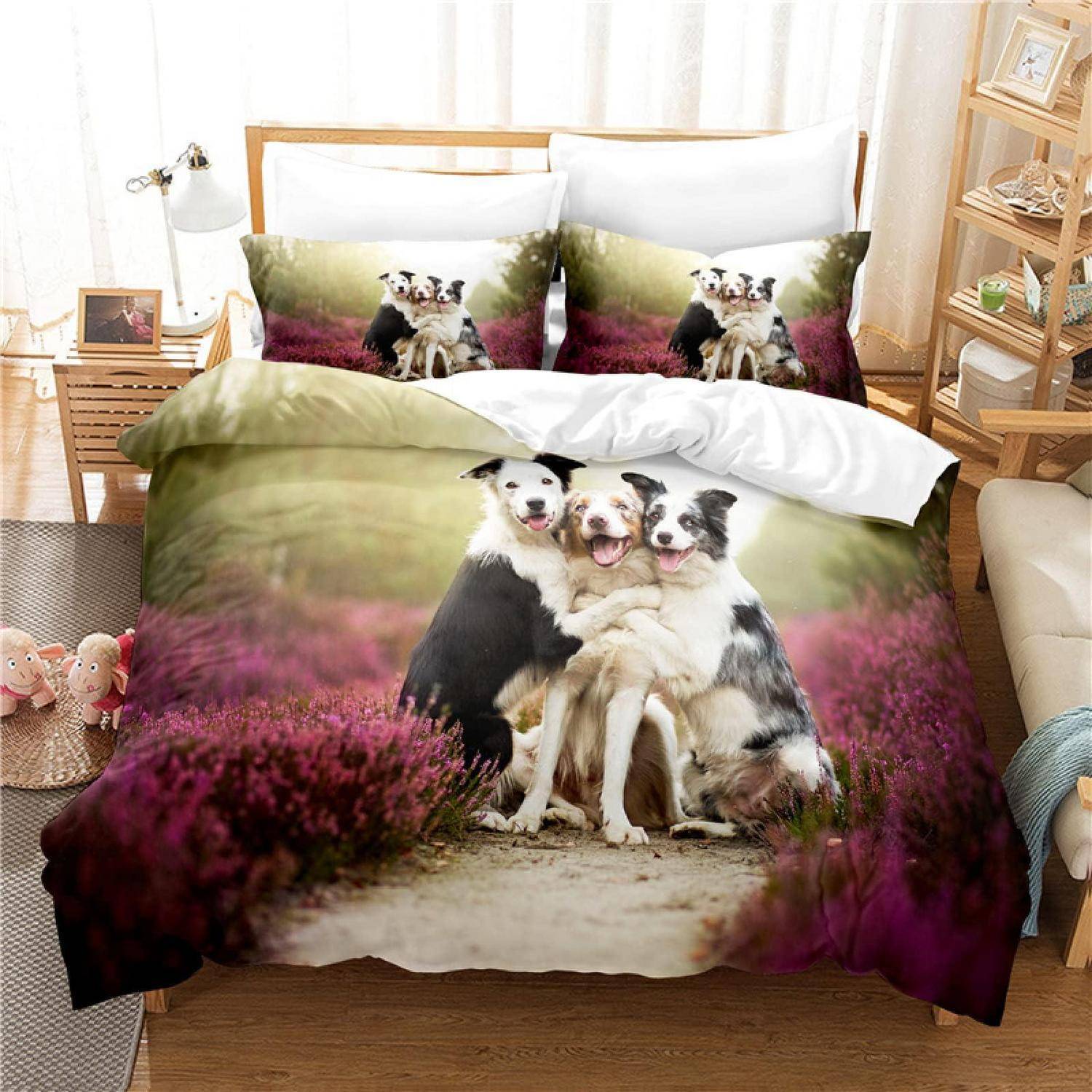 Drei Hunde, die sich zusammengekuschelt auf einer hundegestalteten Bettdecke und Kissen in einem hellen Schlafzimmer befinden.