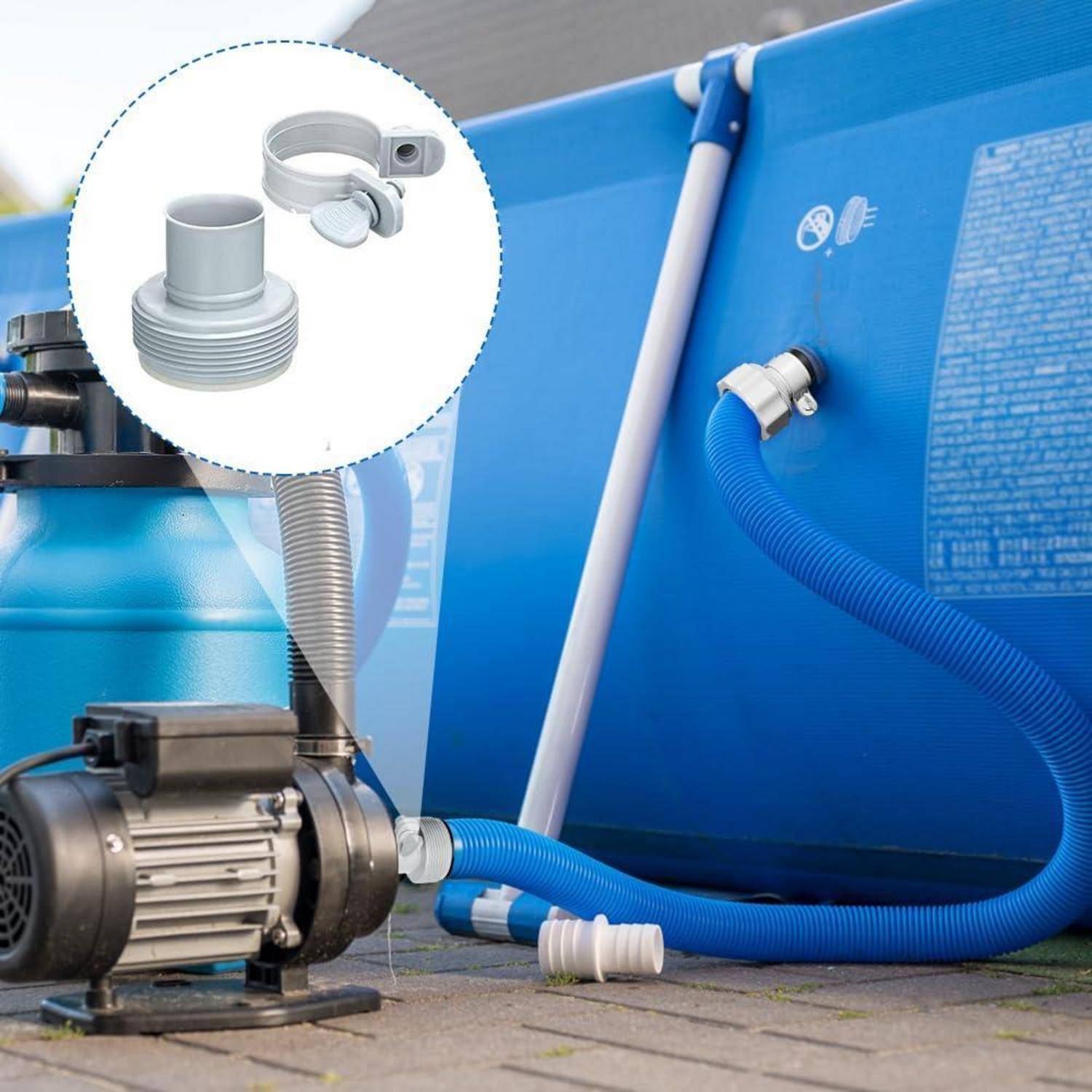Eine oberirdische Poolpumpe und ein blauer Schlauch, der mit der Poolwand verbunden ist, mit einer Detailaufnahme, die einen Gewindeschlauschadapter und eine Schellenbefestigung zeigt.