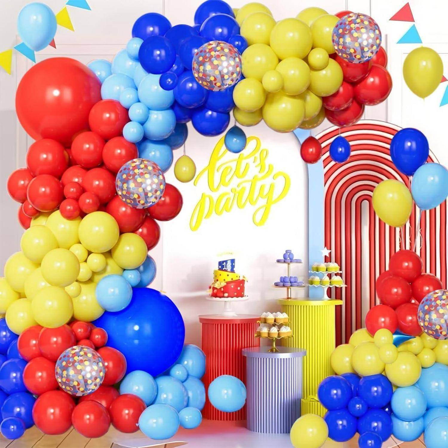 Bunter Partyhintergrund mit einem Ballonbogen um ein „Lasst uns feiern"-Schild, plus mehrstöckige Dessertständer und Cupcakes in der Mitte.