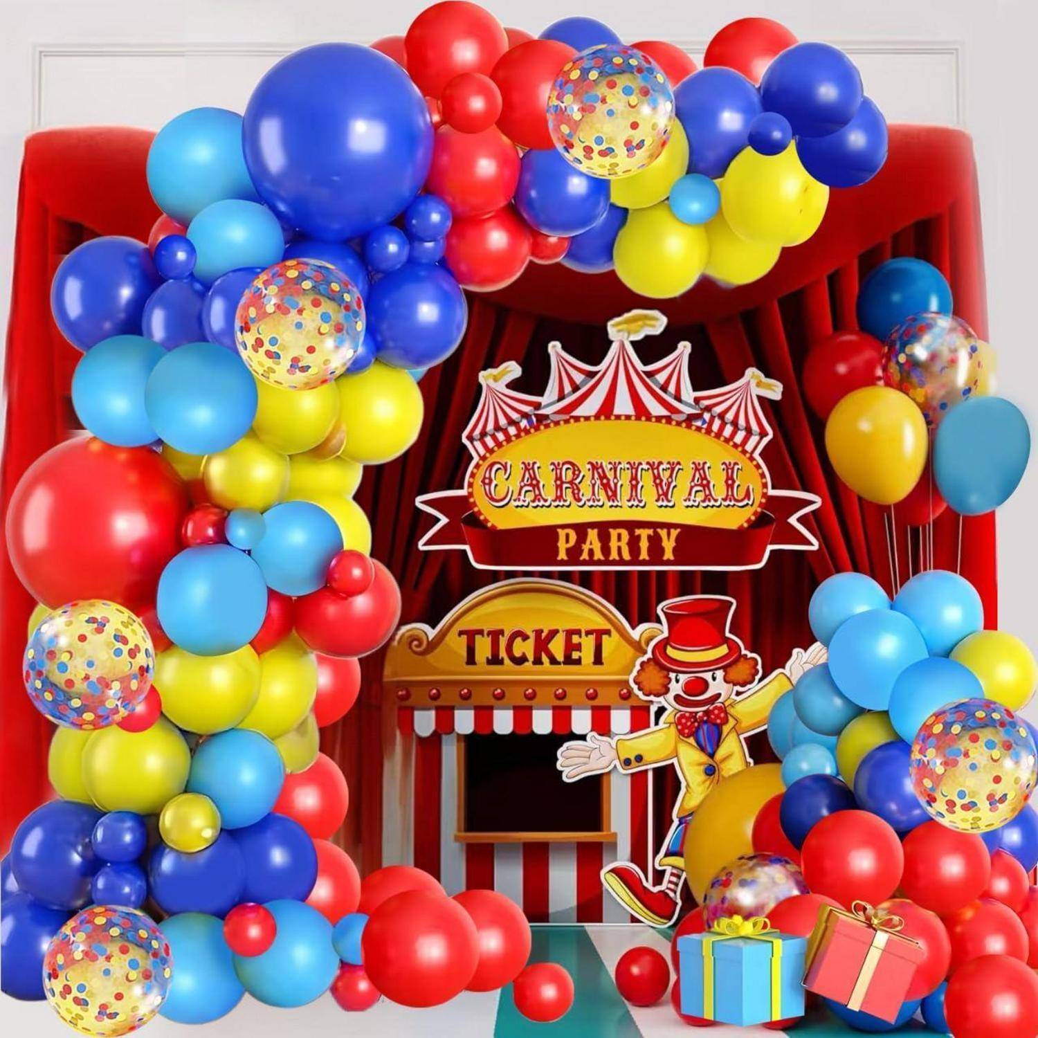Karnevalsfest-Kulisse mit rotem Vorhang, „Karnevalsfest"-Schild, Ticketschalter, Clown-Pappfigur und buntem Ballonbogen mit Geschenkboxen.