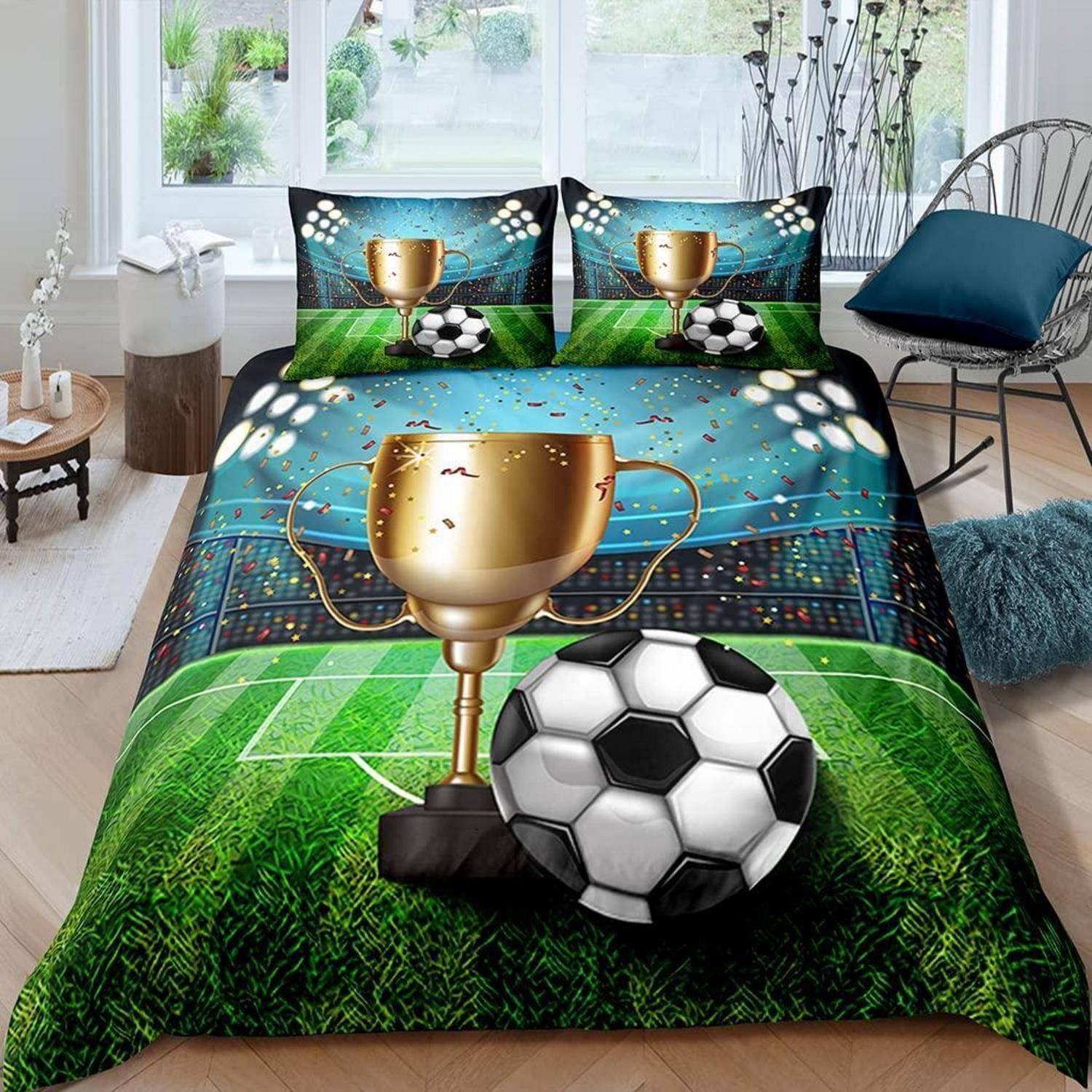Fußball-themed Bettwäsche-Set mit einer goldenen Trophäe und einem Fußball auf einem Stadionfeld-Design in einem hellen Schlafzimmer.