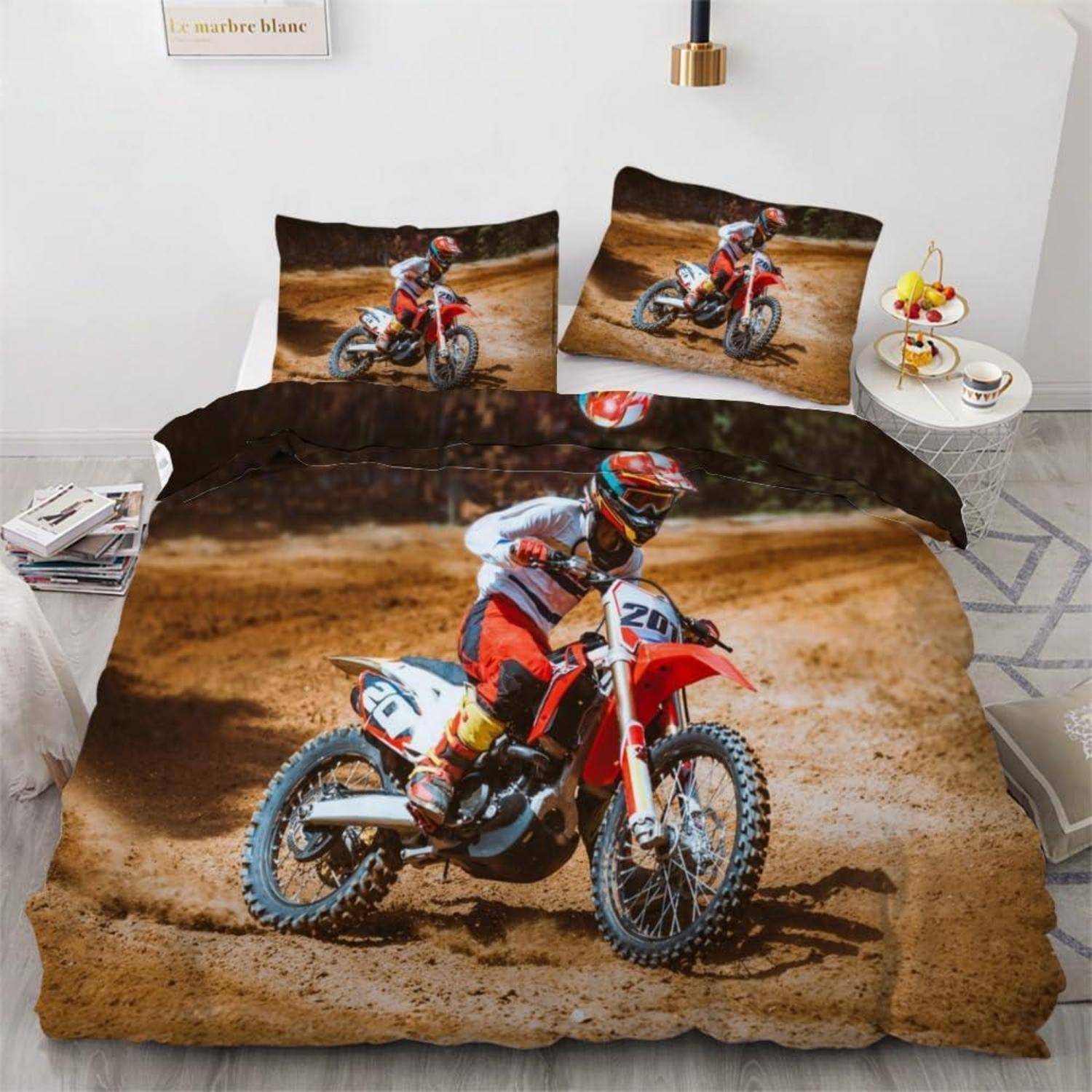 Roter Motocross-Fahrer auf einem Dirt Bike, das über eine sandige Strecke rast, gedruckt auf einer Bettdecke und passenden Kissenbezügen.