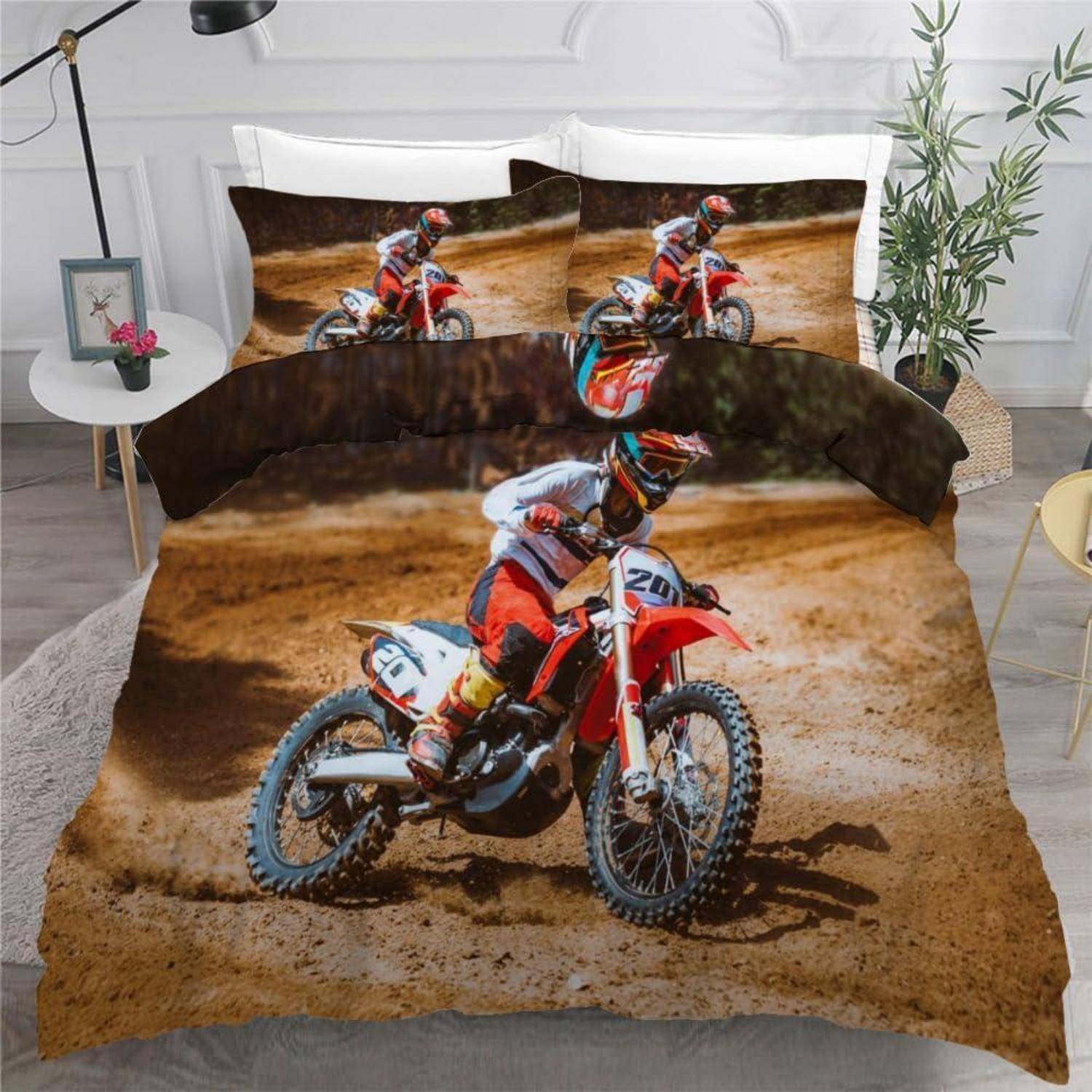 Bettwäscheset mit einem Motocross-Fahrer, der über eine Schmutzpiste rast und auf dem Bettdecke und passenden Kissenbezügen gedruckt ist.
