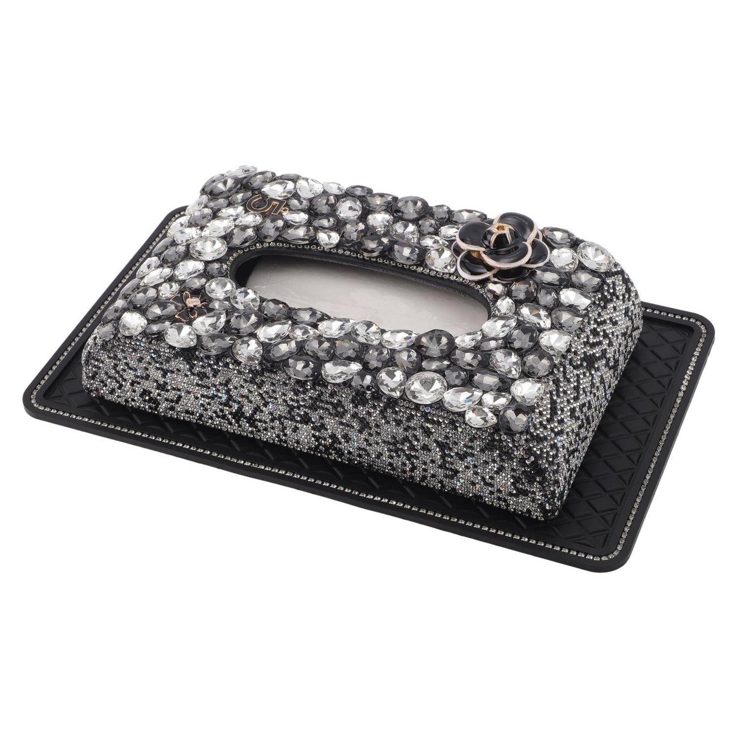 Eine mit Strass besetzte schwarze Taschentuchbox-Abdeckung mit gestepptem Untergrund und ovaler Öffnung, gezeigt auf weißem Hintergrund.
