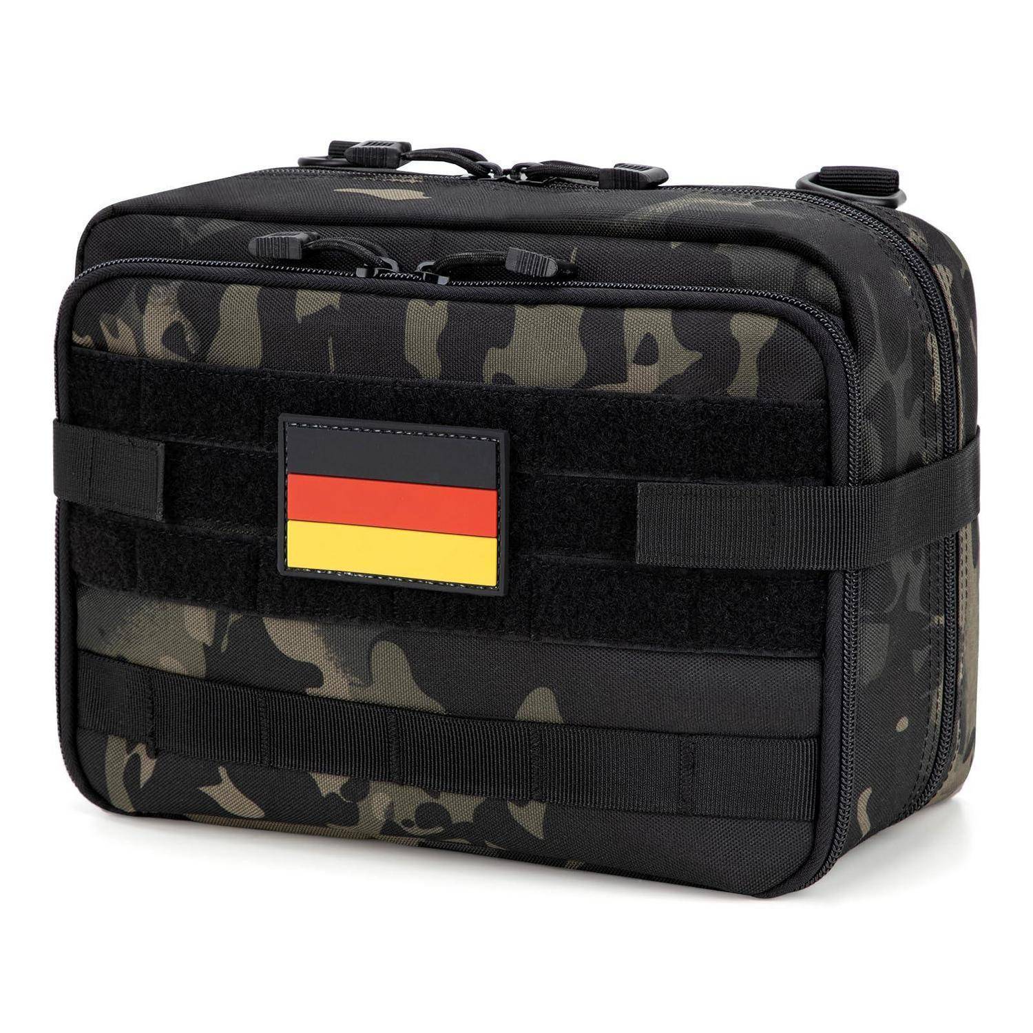 Taktische Tragetasche in Camouflage-Optik mit schwarzen Riemen und einem deutschen Flaggenpatch auf der Vorderseite, gezeigt auf weißem Hintergrund.