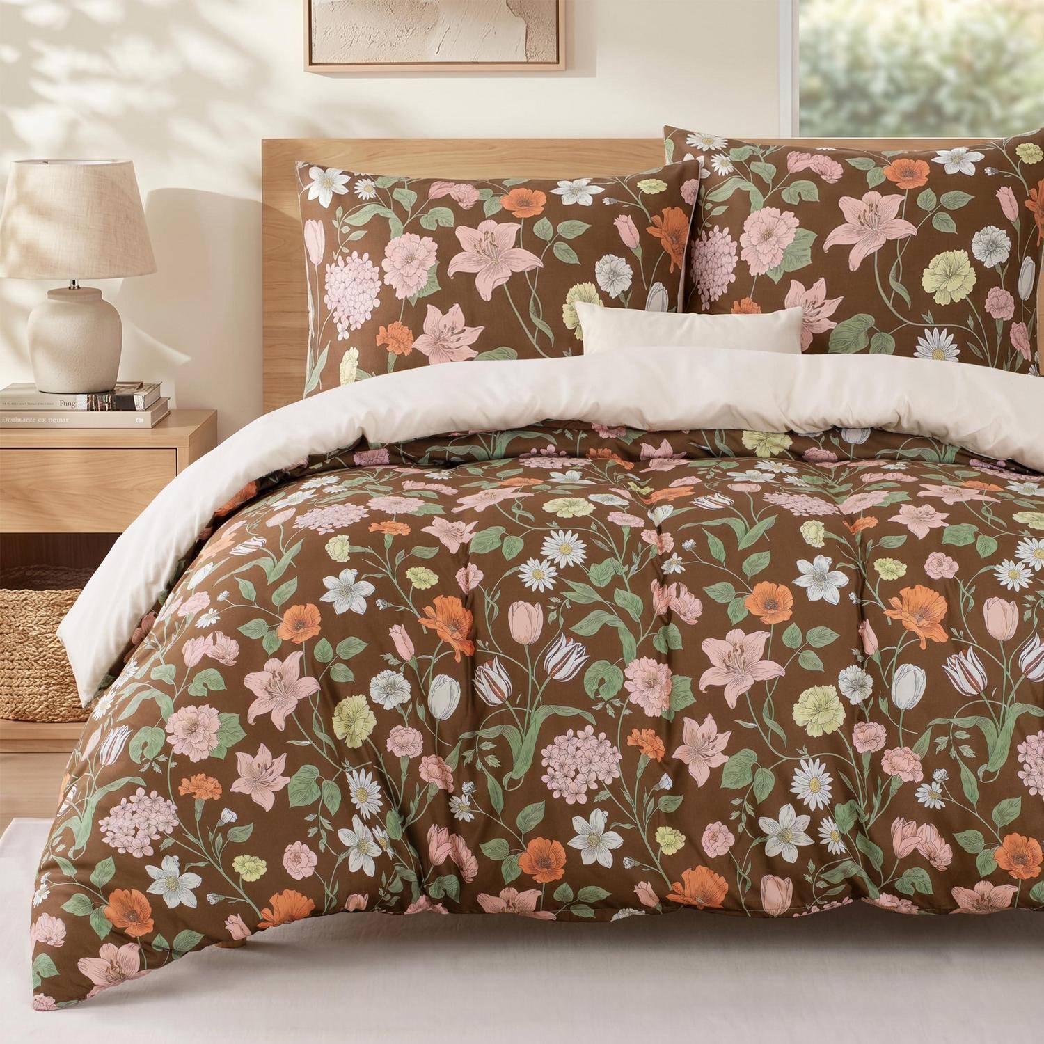 Florales, braunes Bettdecken-Set auf einem ordentlich gemachten Bett mit passenden Kissenbezügen und weißem Laken in einem sanft beleuchteten Schlafzimmer.