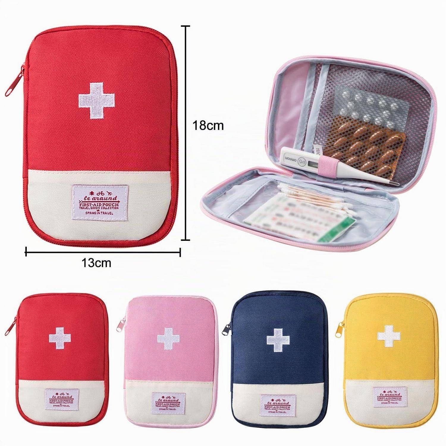 Kompaktes Erste-Hilfe-Set-Etui geschlossen und offen dargestellt; 18 cm x 13 cm, mit Reißverschlussfächern und Farboptionen rot, rosa, dunkelblau und gelb.