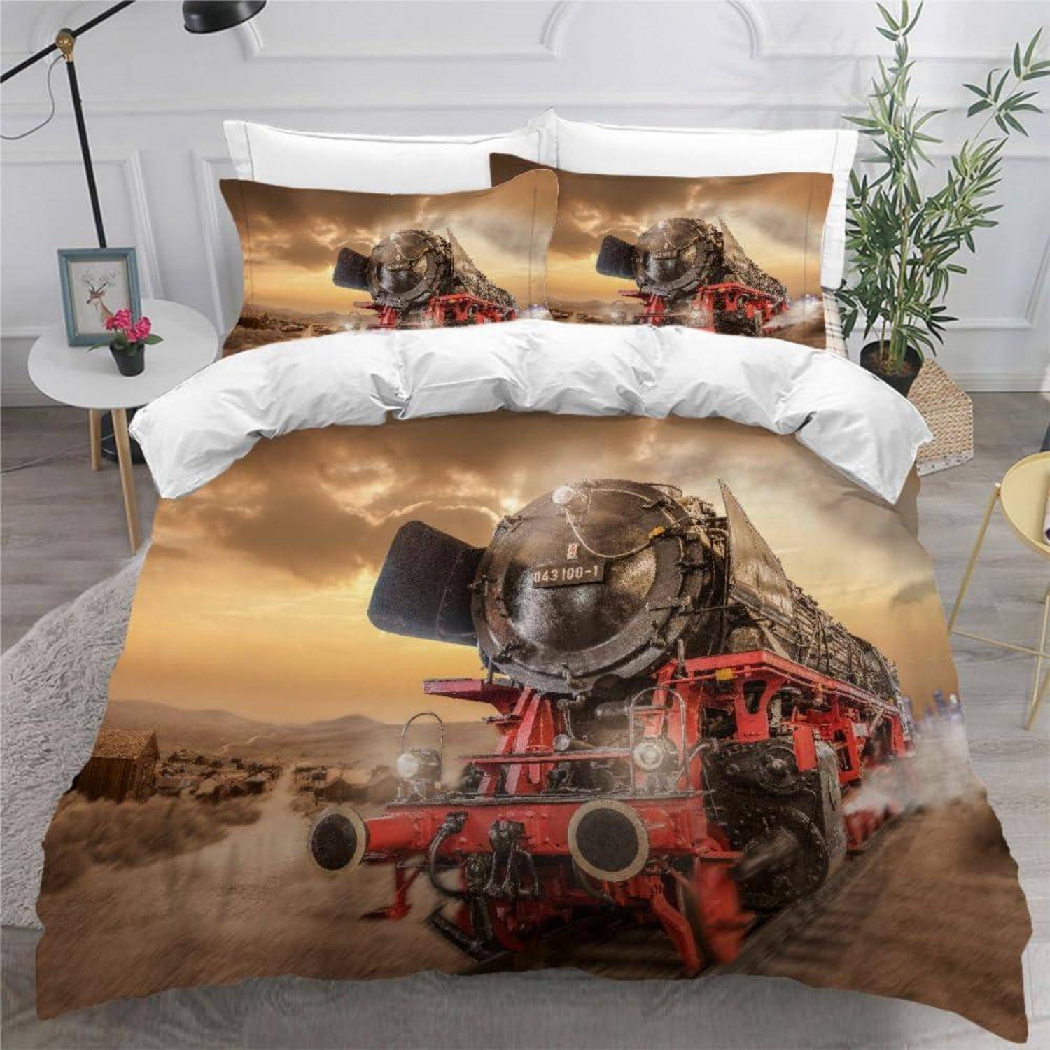 Bett mit zügelthematischer Bettwäsche, das eine große Dampflokomotive auf dem Bettdeckenbezug und den Kissen zeigt, mit einem passenden Zugdruck bei Sonnenuntergang.