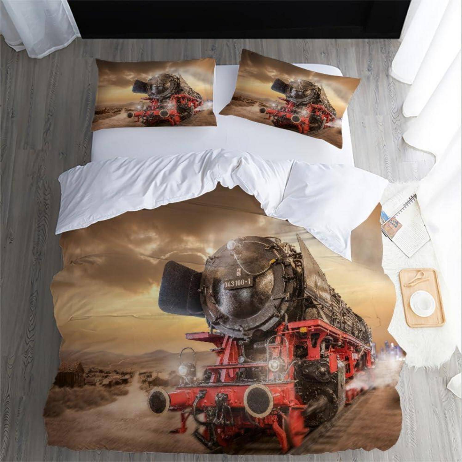 Bett mit Eisenbahn-Bettwäsche, die eine große Dampflokomotive auf der Bettdecke und passenden Kissen zeigt.