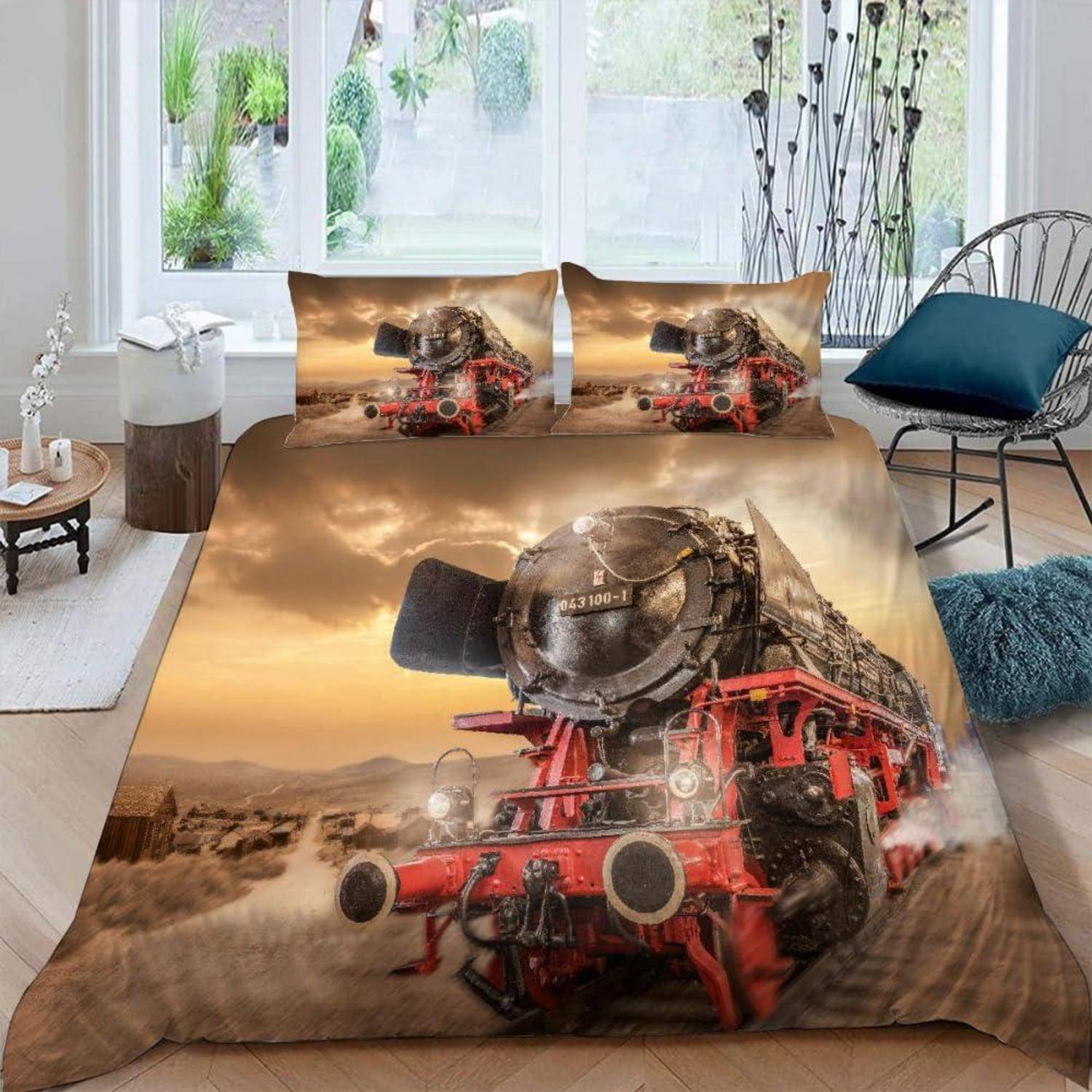 Bettwäscheset mit Dampflokomotivenprint auf einem Bett in einem hellen modernen Schlafzimmer, mit einem großen Zugbild auf der Bettdecke und passenden Kissenbezügen.