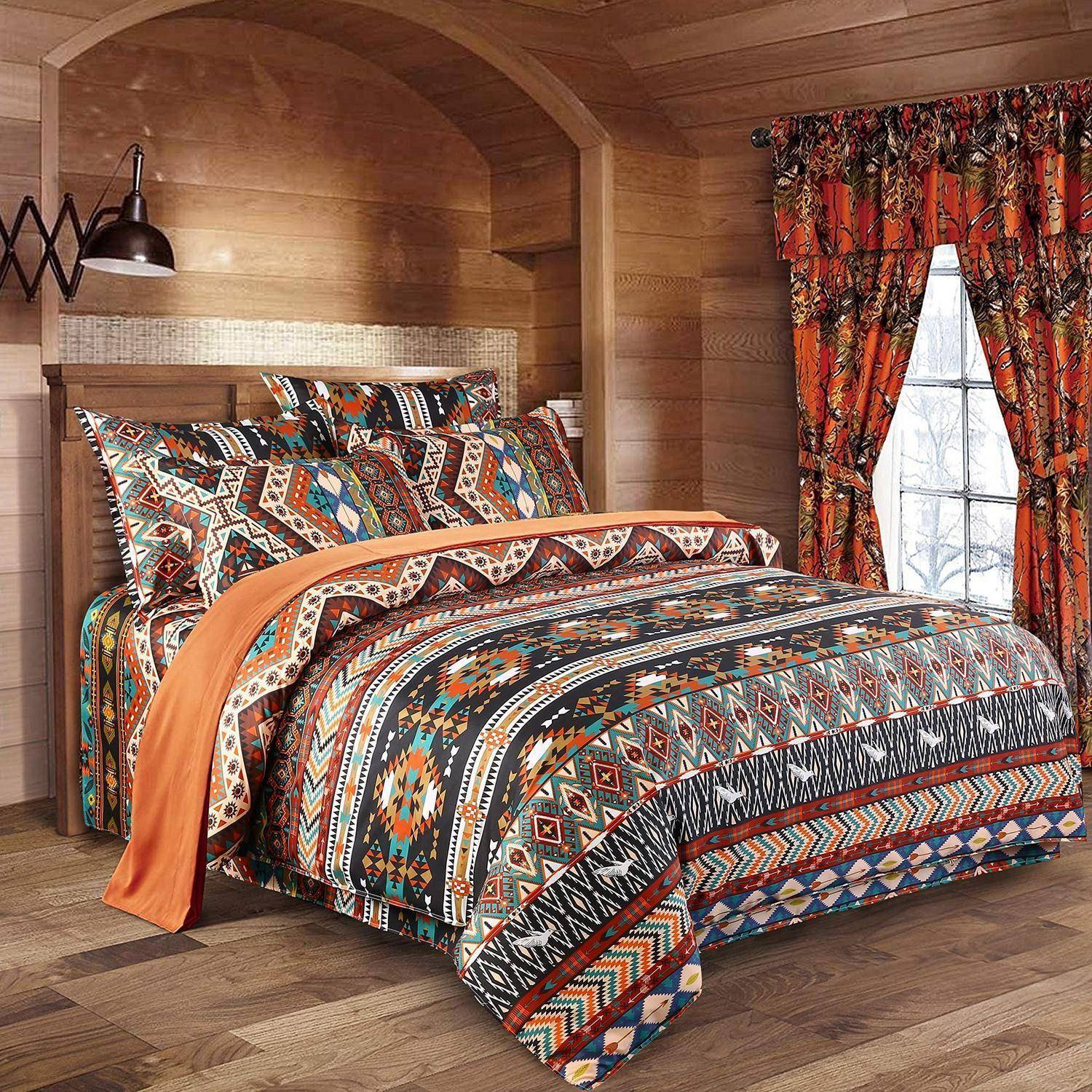 Gemustertes Bett mit farbenfroher geometrischer Bettwäsche und orangefarbener Wurfdecke in einem holzgetäfelten Zimmer neben einem Fenster mit roten Blumenvorhängen.