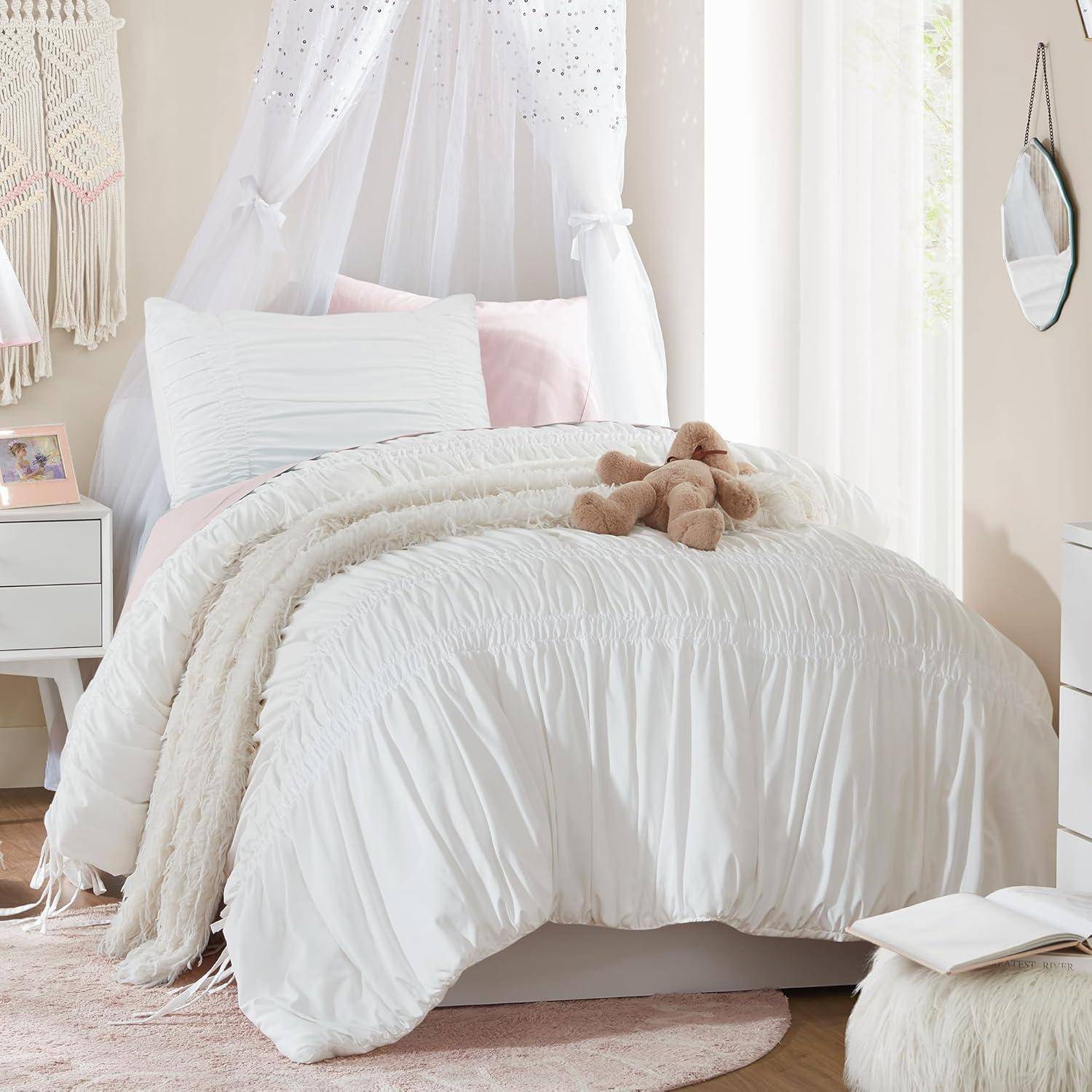 Helles, gemütliches Schlafzimmer mit einem weißen Himmelbett, weichen rosa Akzenten, Plüschteddybären und transparenten Vorhängen im Tageslicht.