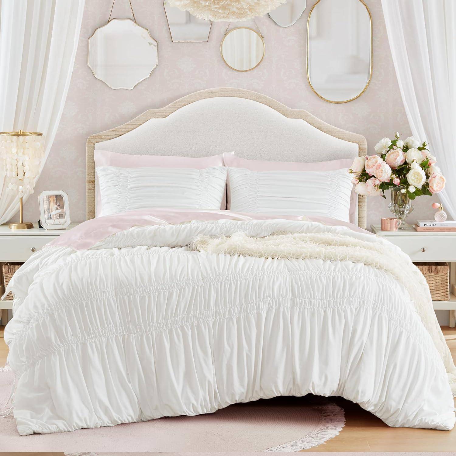 Schlafzimmer in Pastelltönen mit einem weiß gepolsterten Bett, rosa Kissen, Blumenarrangements und goldfarbenen Spiegeln, die eine feminine, elegante Dekorszene schaffen.