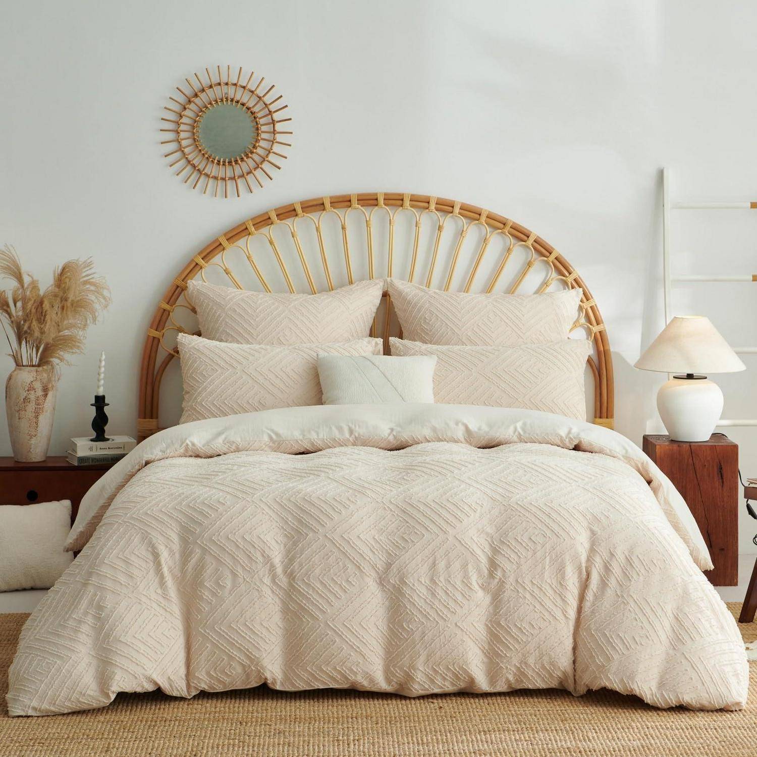 Stilvolles beigefarbenes Schlafzimmer mit einem geflochtenen Rattanbett, passender Bettwäsche, Nachttischlampen und einem Wandspiegel.