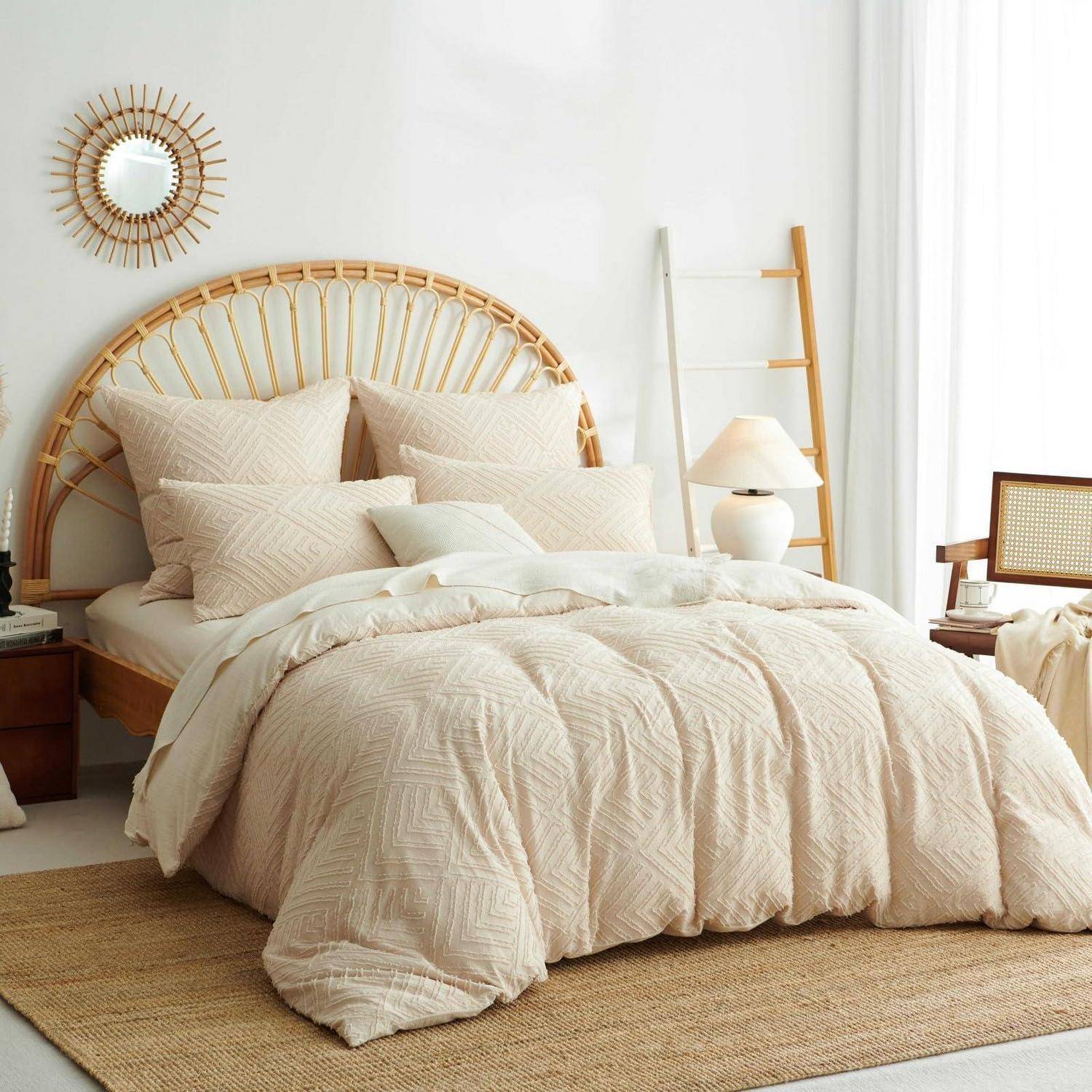 Ein ordentlich gemachtes Bett mit beige strukturierter Bettwäsche, gewebtem Rattankopfende und minimalistischer Nachttischausstattung in einem hellen, neutralen Schlafzimmer.