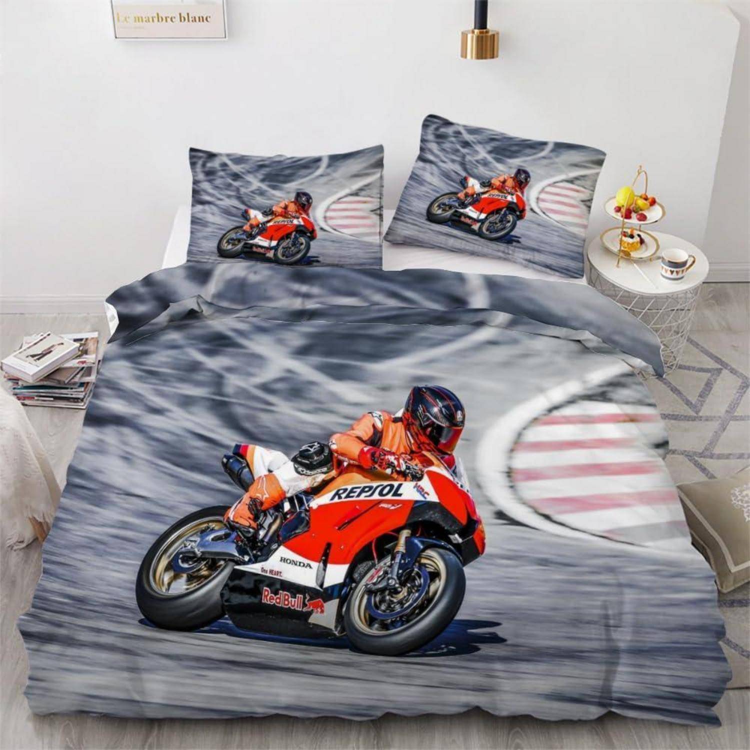 Motorrad-Rennbettwäsche-Set mit einem roten REPSOL-Motorrad-Druck auf der Bettdecke und passenden Kissenbezügen.