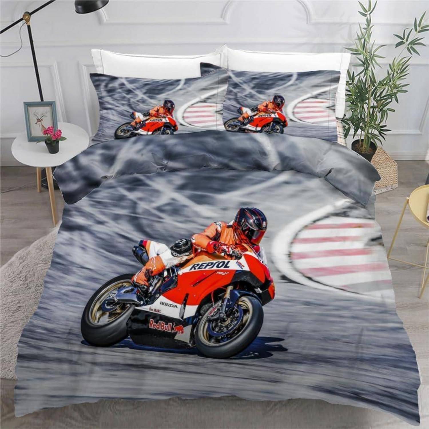 Ein Motorradrennfahrer auf einem roten Repsol-Motorrad ist auf einer Bettdecke und passenden Kissenbezügen in einem Schlafzimmer abgedruckt.