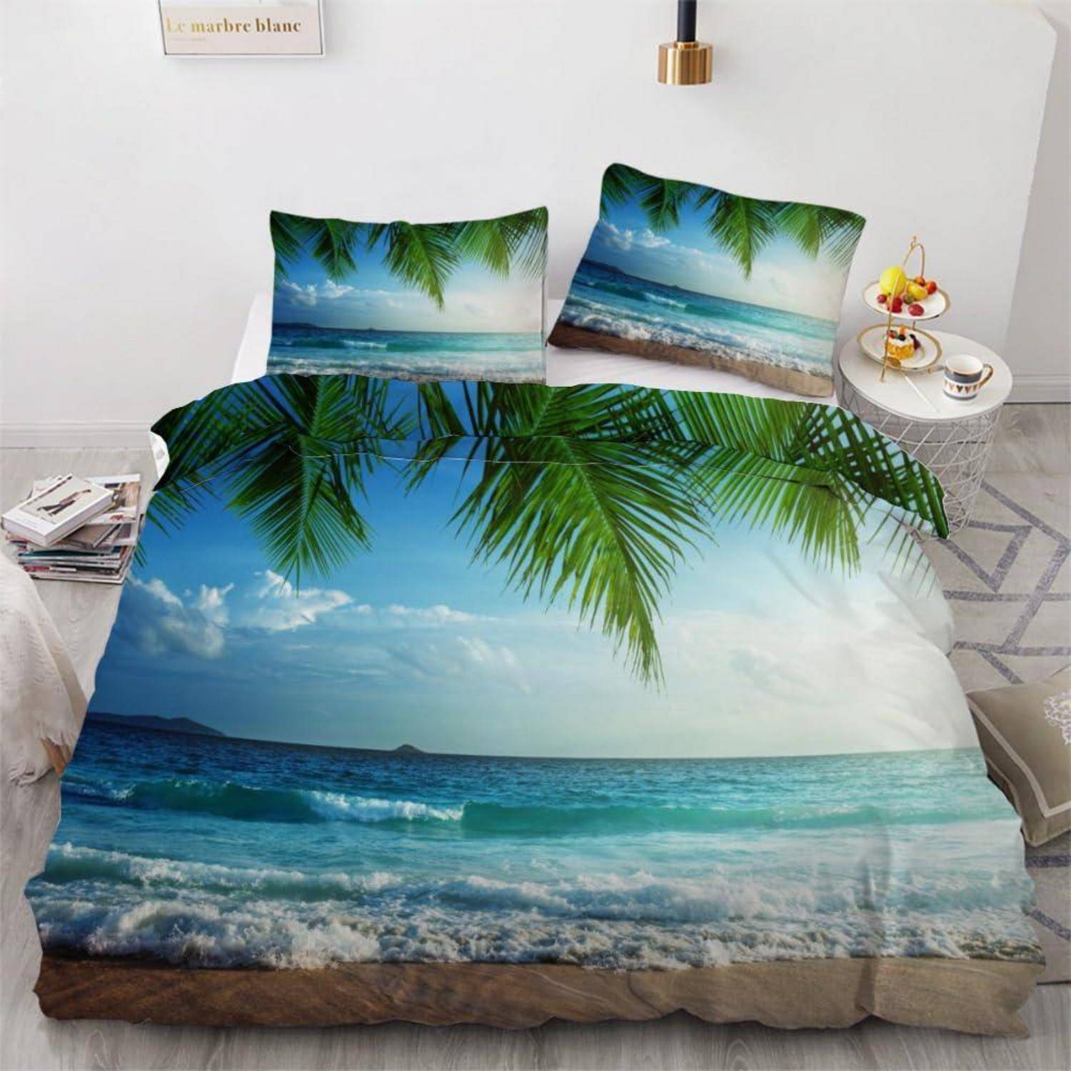 Bett mit tropischem Strand-Bettdecken-Set mit Ozean, Palmen, passenden Kissen und einer Bettdecke in einem hellen Schlafzimmer.