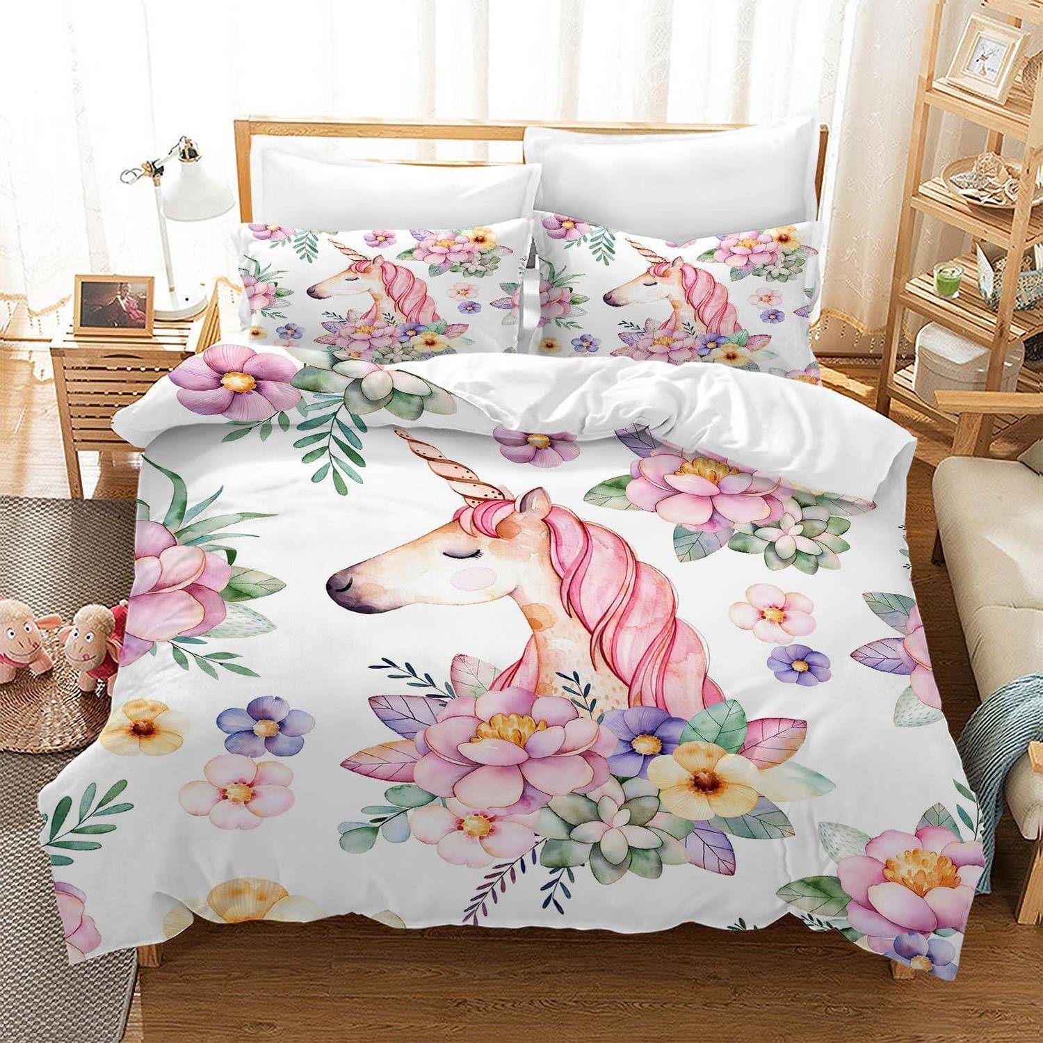 Bettwäscheset mit Einhornmotiv und Blumenmuster auf einem gemachten Bett in einem hellen Schlafzimmer.