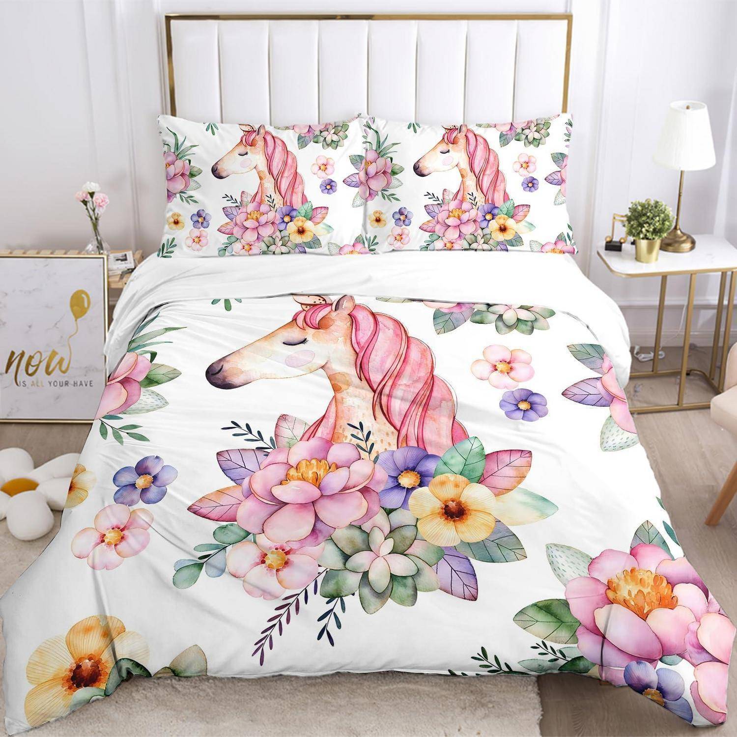 Bett mit Einhorn-Bettwäsche-Set mit Blumenmotiv, bestehend aus Bettbezug und passenden Kissenbezügen mit bunten Blüten und weißem Kopfteil.
