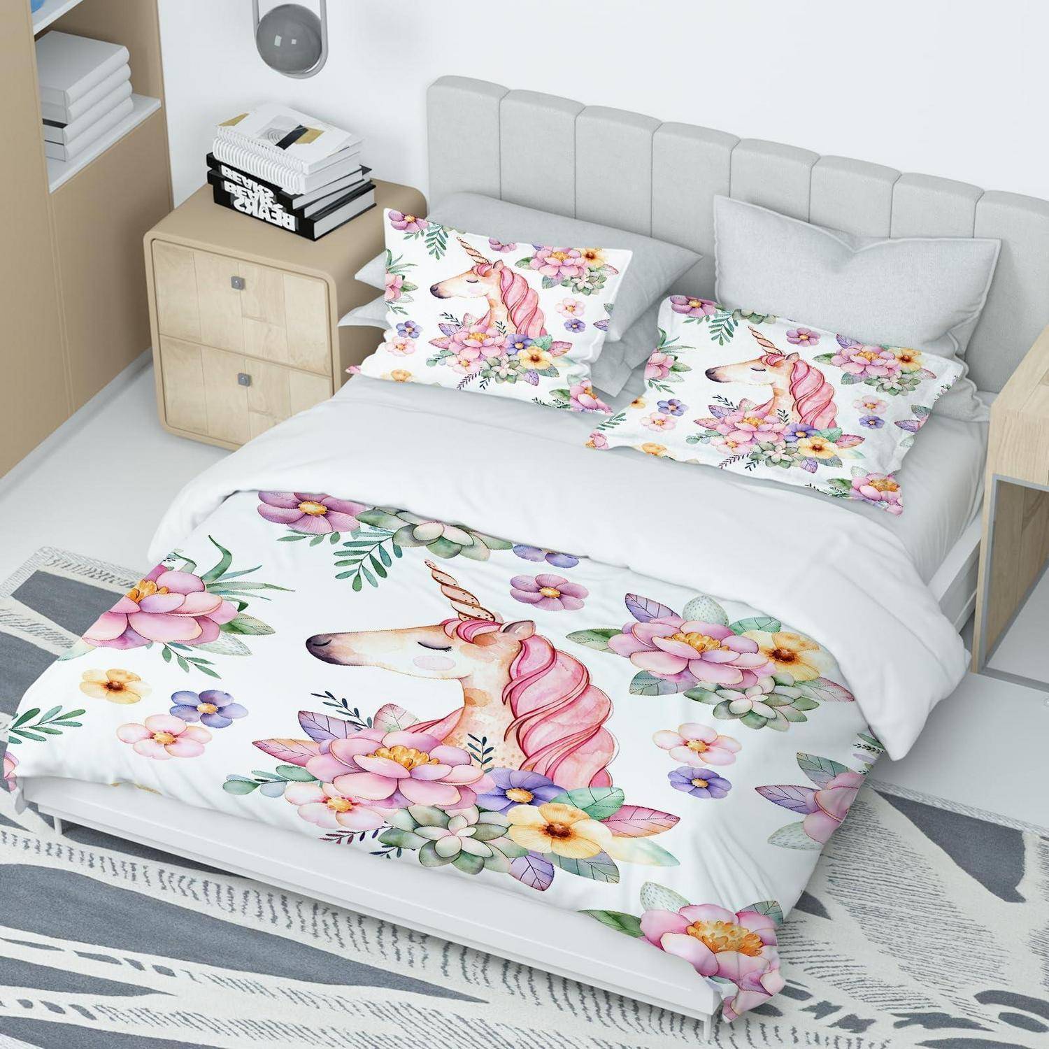 Bett mit Einhorn-Druck-Blumenbettwäsche, bestehend aus passenden Kissenbezügen und Bettdeckenbezug, in einem hellen modernen Schlafzimmer.