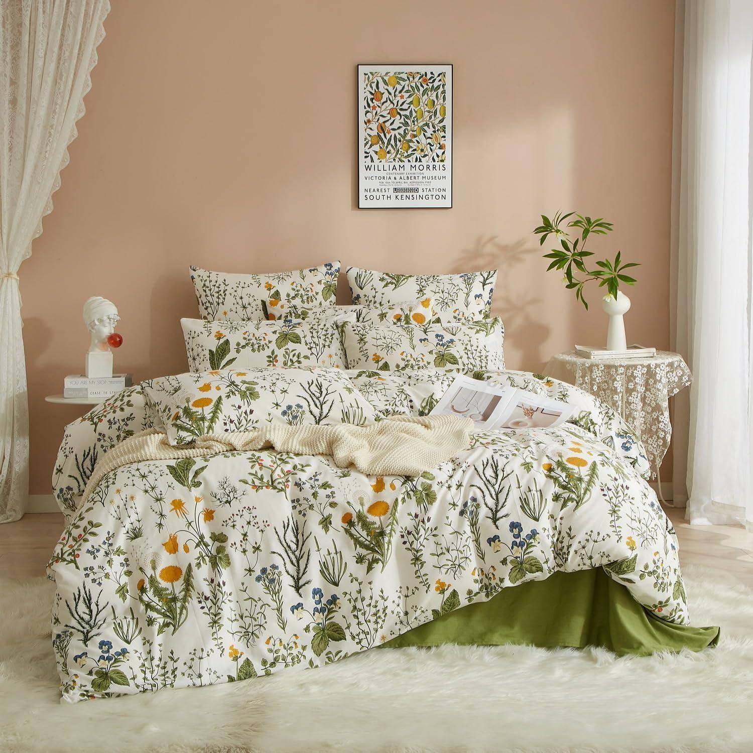 Blumenmuster-Bett mit passenden Kissen und Bettdecke in einem sanften pfirsichfarbenen Schlafzimmer, stilisiert mit einer kleinen Pflanze, Nachttischen und Wandkunst.