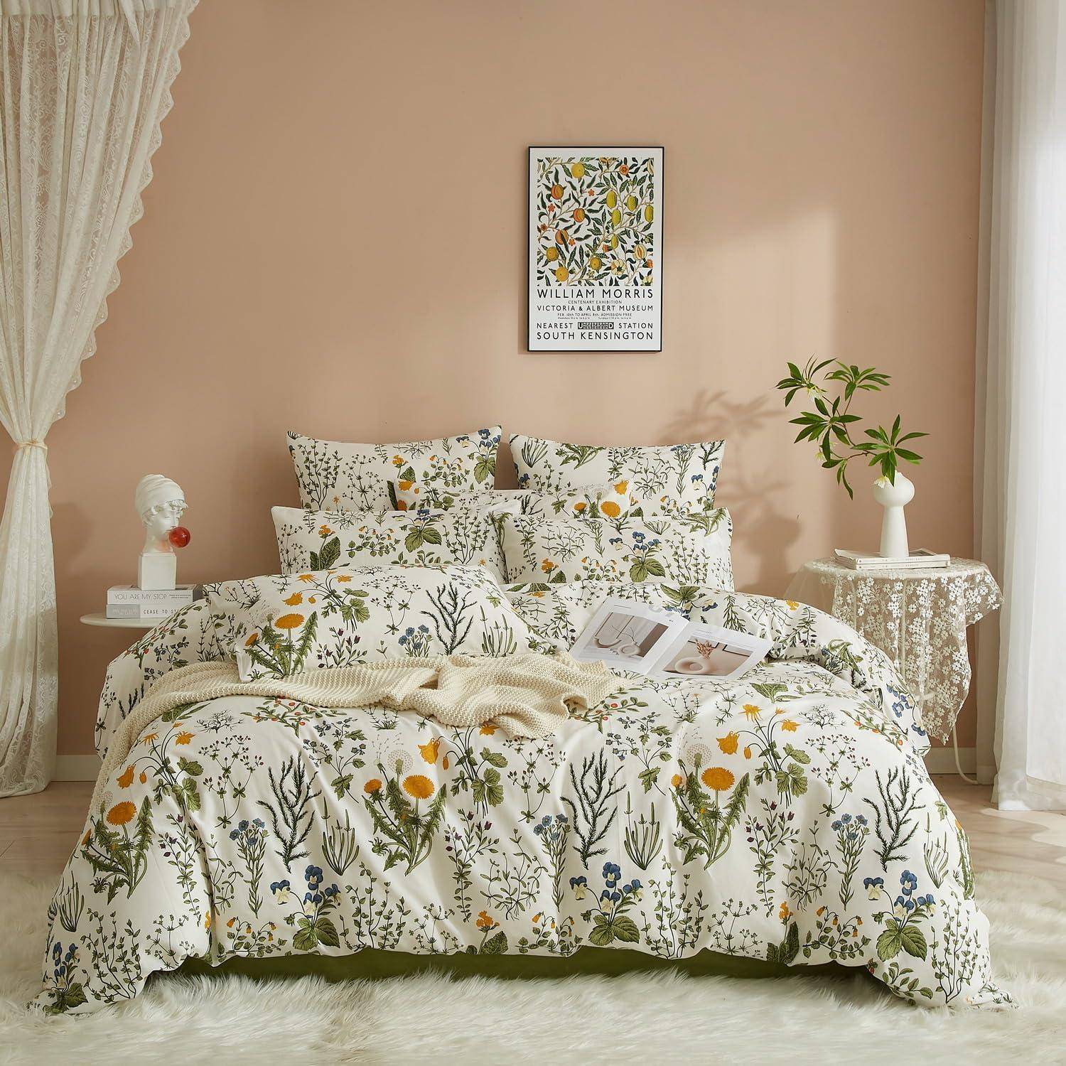 Blumenmuster-Bett mit passenden Kissen und Bettdecke in einem Pastellschlafzimmer, mit einem gerahmten Wanddruck und kleinen Nachttischen.