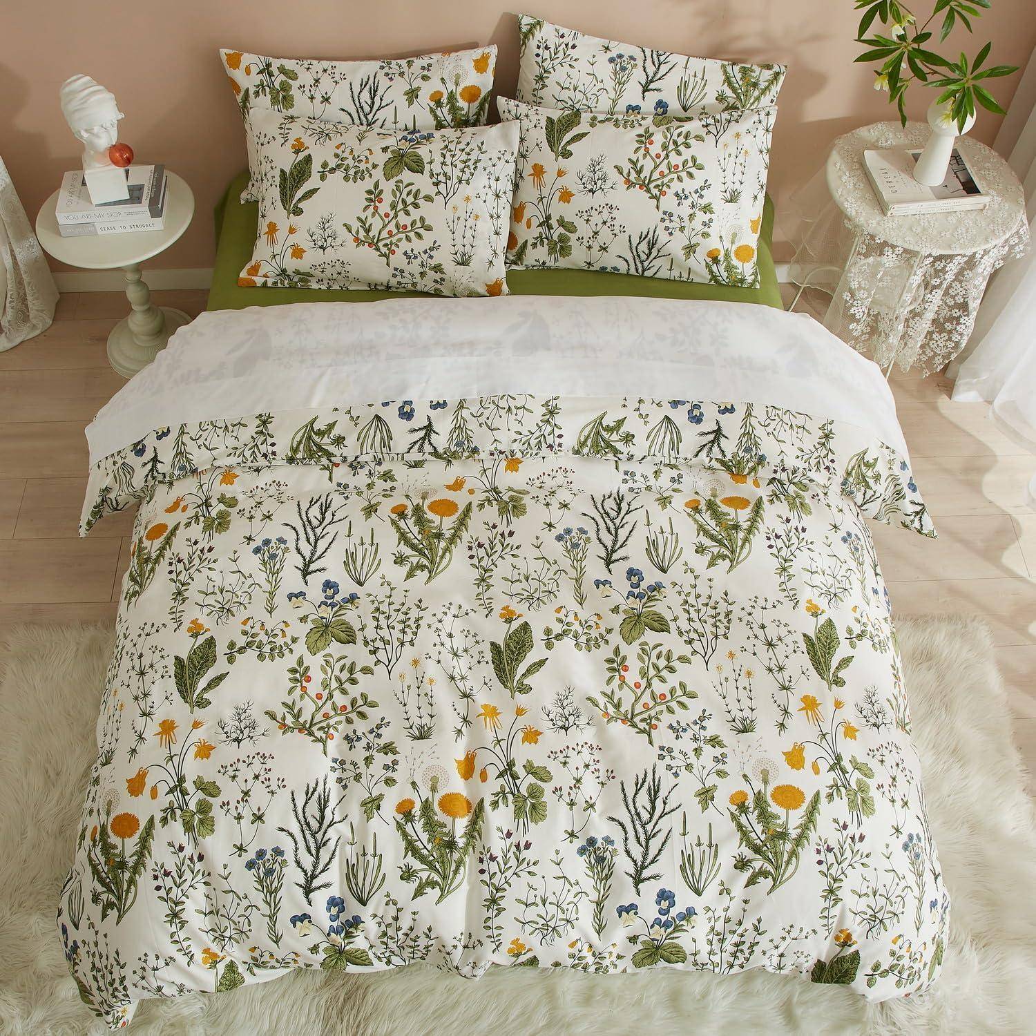 Mit Blumenmuster verziertes Bett mit passenden Kissen und Bettdecke in einem hellen, gemütlichen Schlafzimmer, umgeben von kleinen Beistelltischen und Pflanzen.