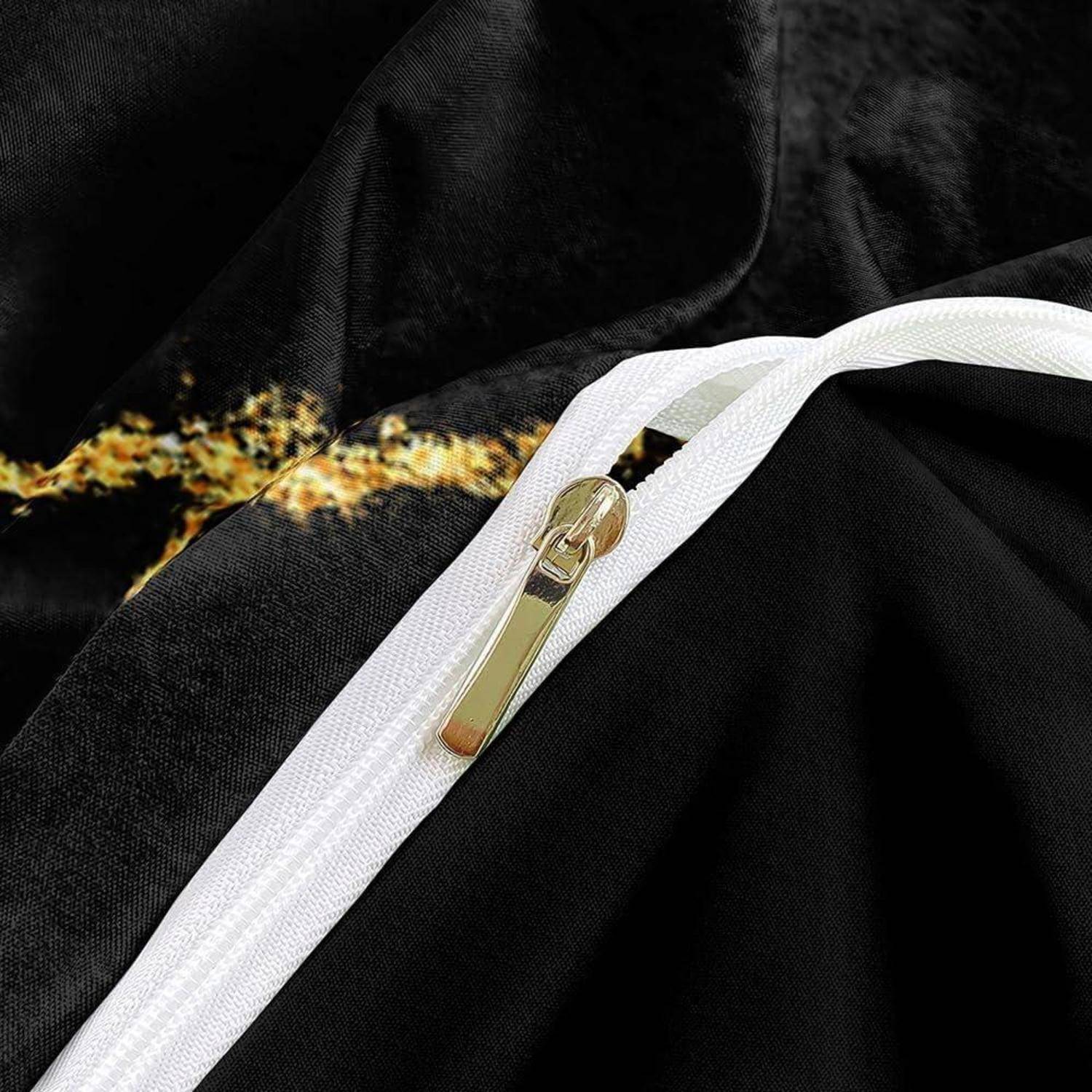 Nahaufnahme eines weißen Reißverschlusses auf schwarzem Stoff mit goldenem Schieber, der das Kleidungsdetail und die Textur zeigt.