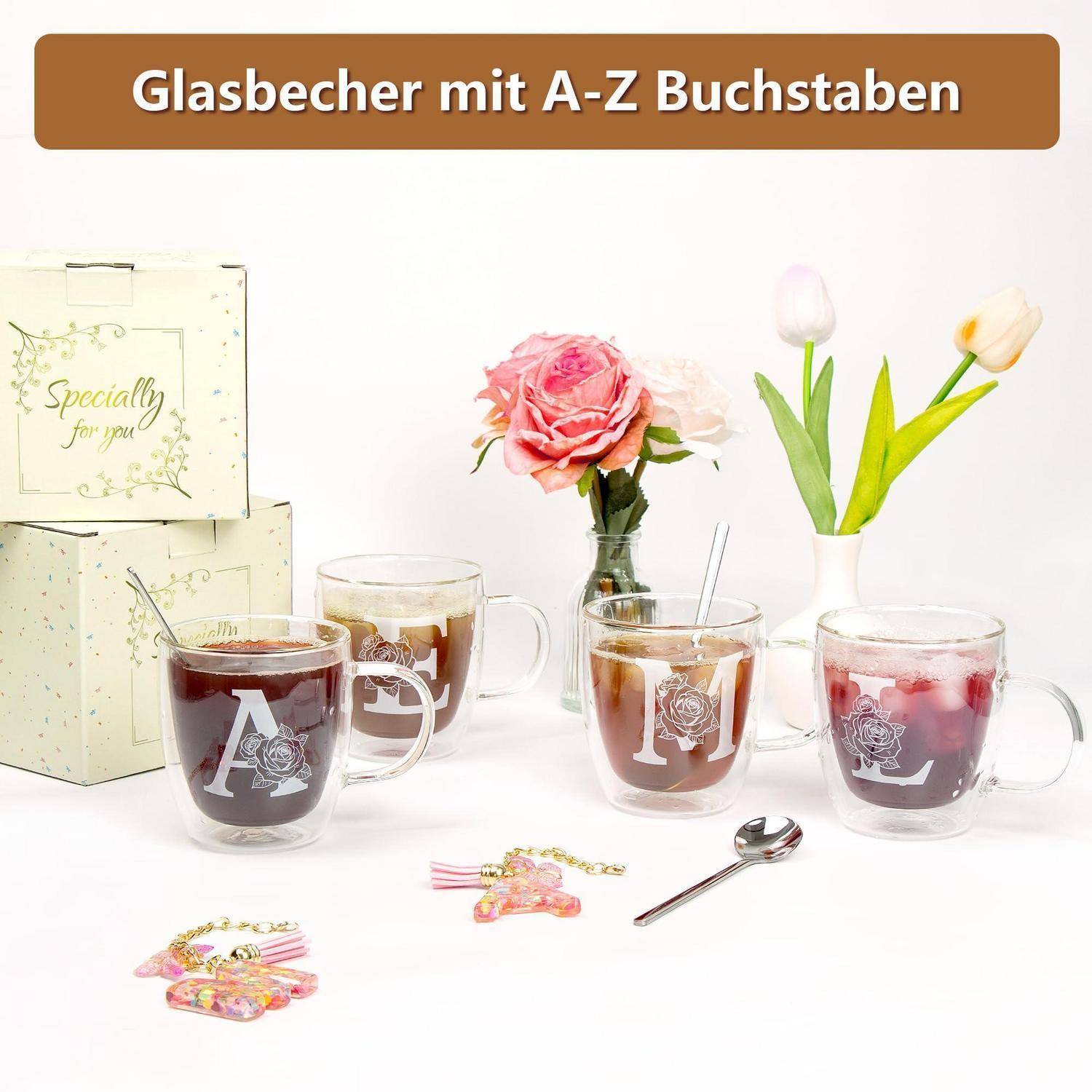 Werbebild zeigt personalisierte Glastassen mit großen A-Z-Buchstaben, Geschenke, Blumen und Tee; deutscher Titel lautet „Glasbecher mit A-Z Buchstaben".