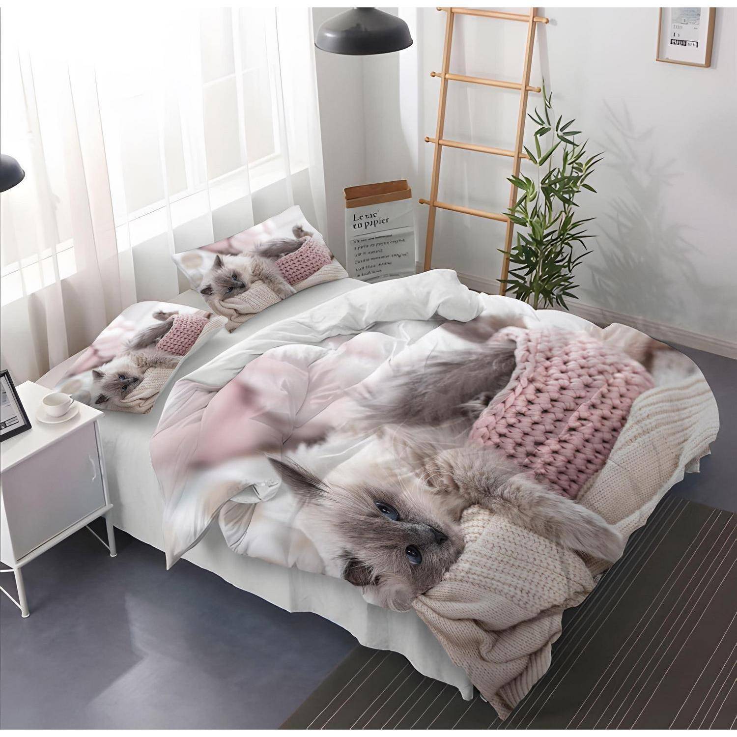 Bett mit Katzenmotiv-Bettwäsche, weißer Strickdecke, Kissen und einem Leiternregal in einem hellen, minimalistischen Schlafzimmer.