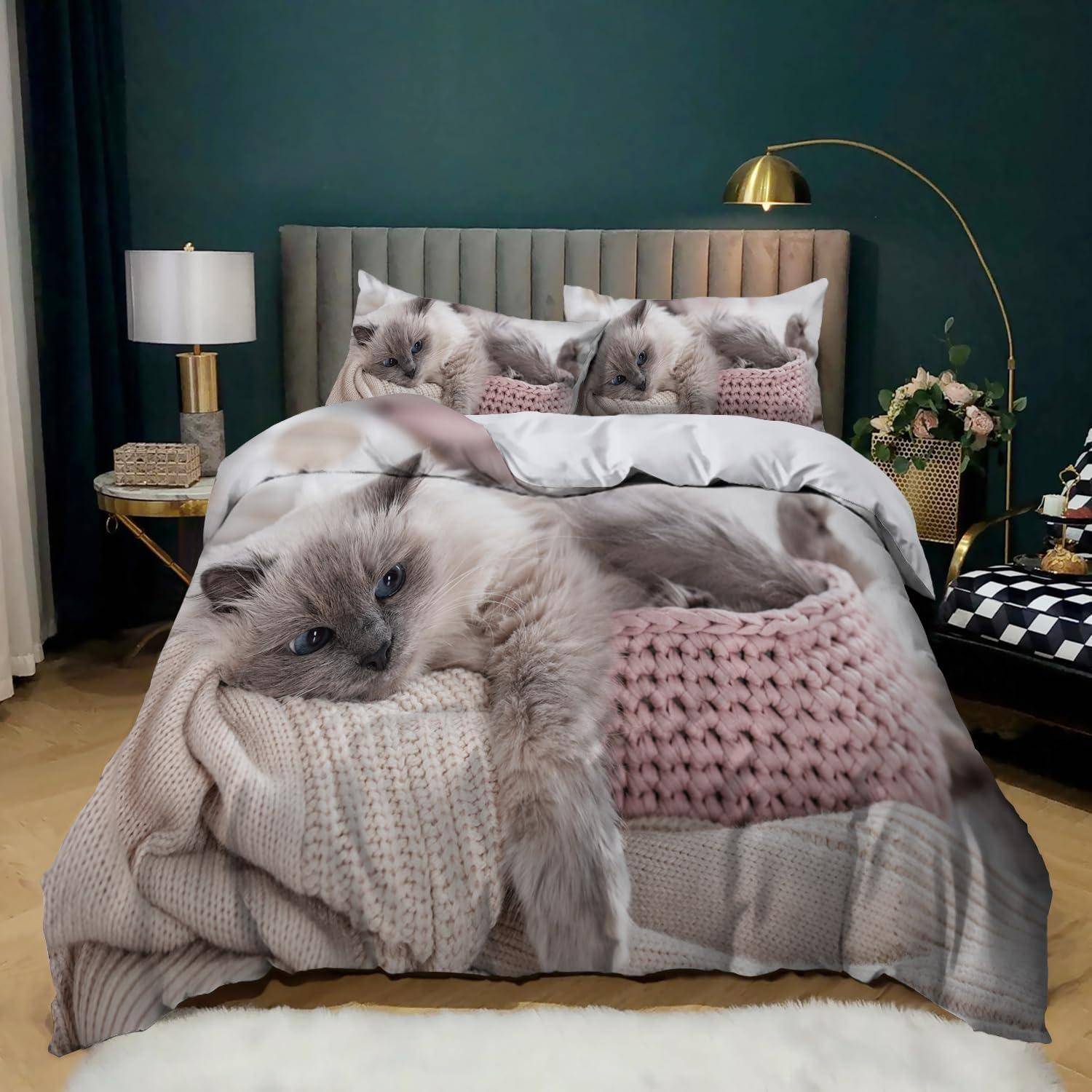 Ein Bett mit katzenmotiv-Bettwäsche mit einer großen flauschigen grauen Katze, mit passenden Katzenkissenbezügen und einer rosa gestrickten Decke in einem stilvollen Schlafzimmer.