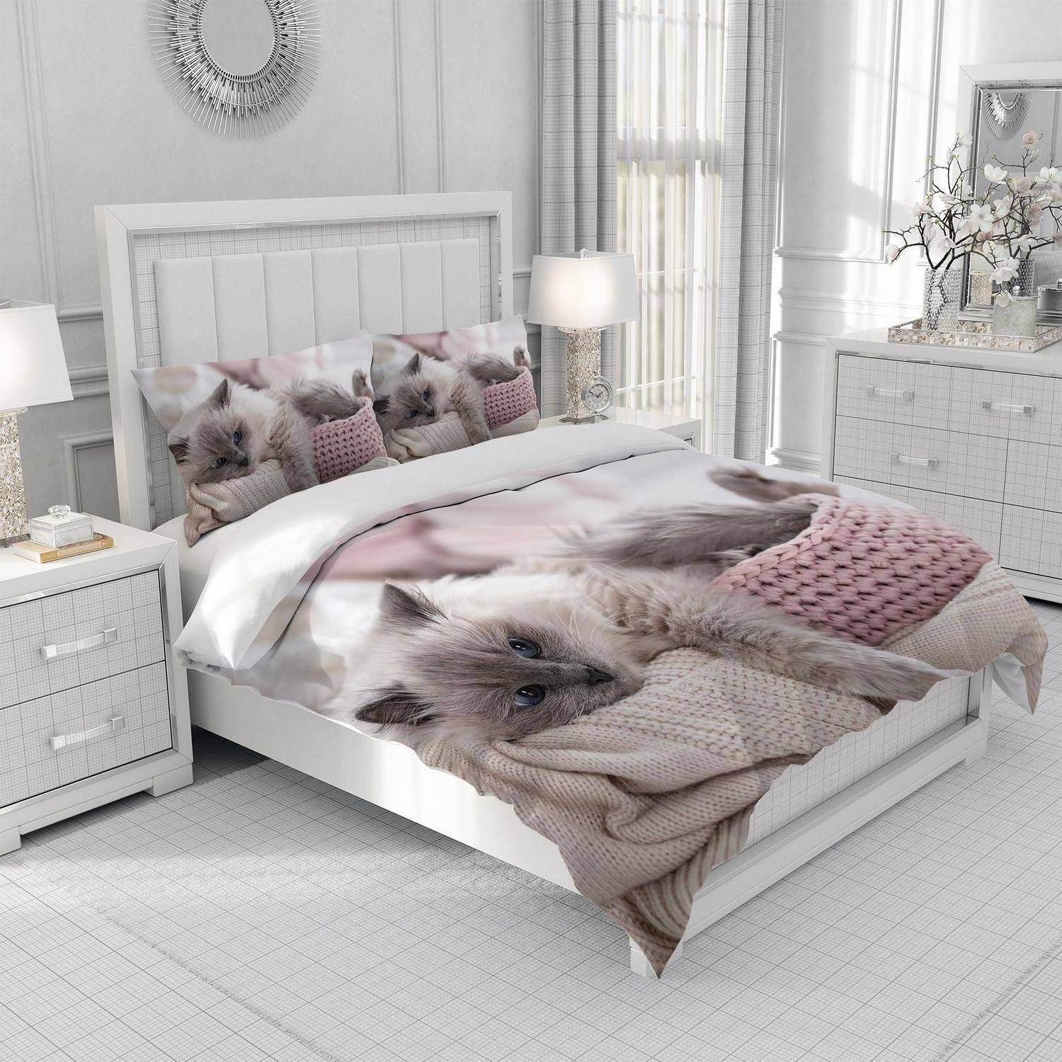 Schlafzimmer in Weiß mit einem Bett, das mit einer Katzenprint-Bettdecke und Kissen bedeckt ist, flankiert von passenden Nachttischen und Lampen