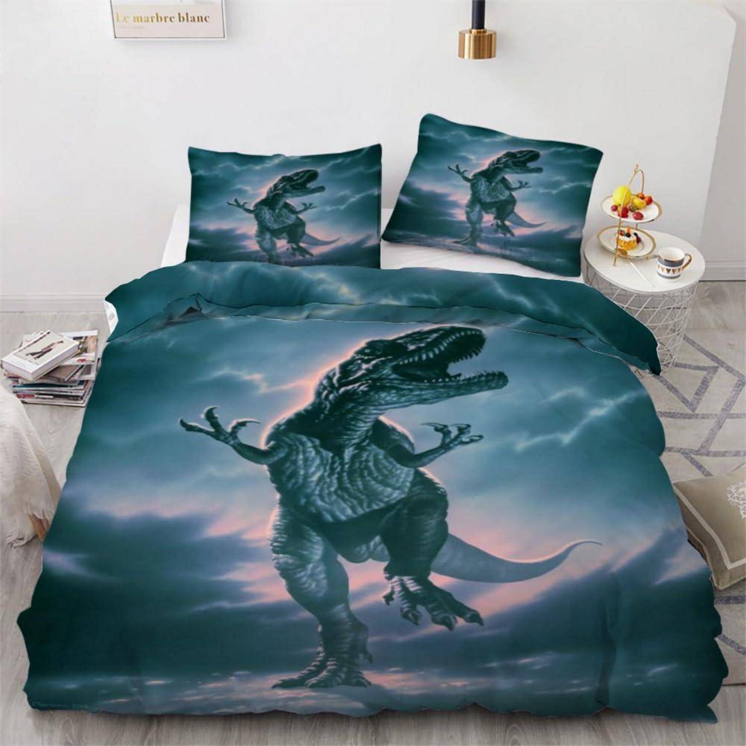 Bett mit Dinosaurier-bedruckter Bettwäsche: Eine Bettdecke und zwei Kissen zeigen einen brüllenden T. rex vor einem bewölkten blaugrünen Himmel.