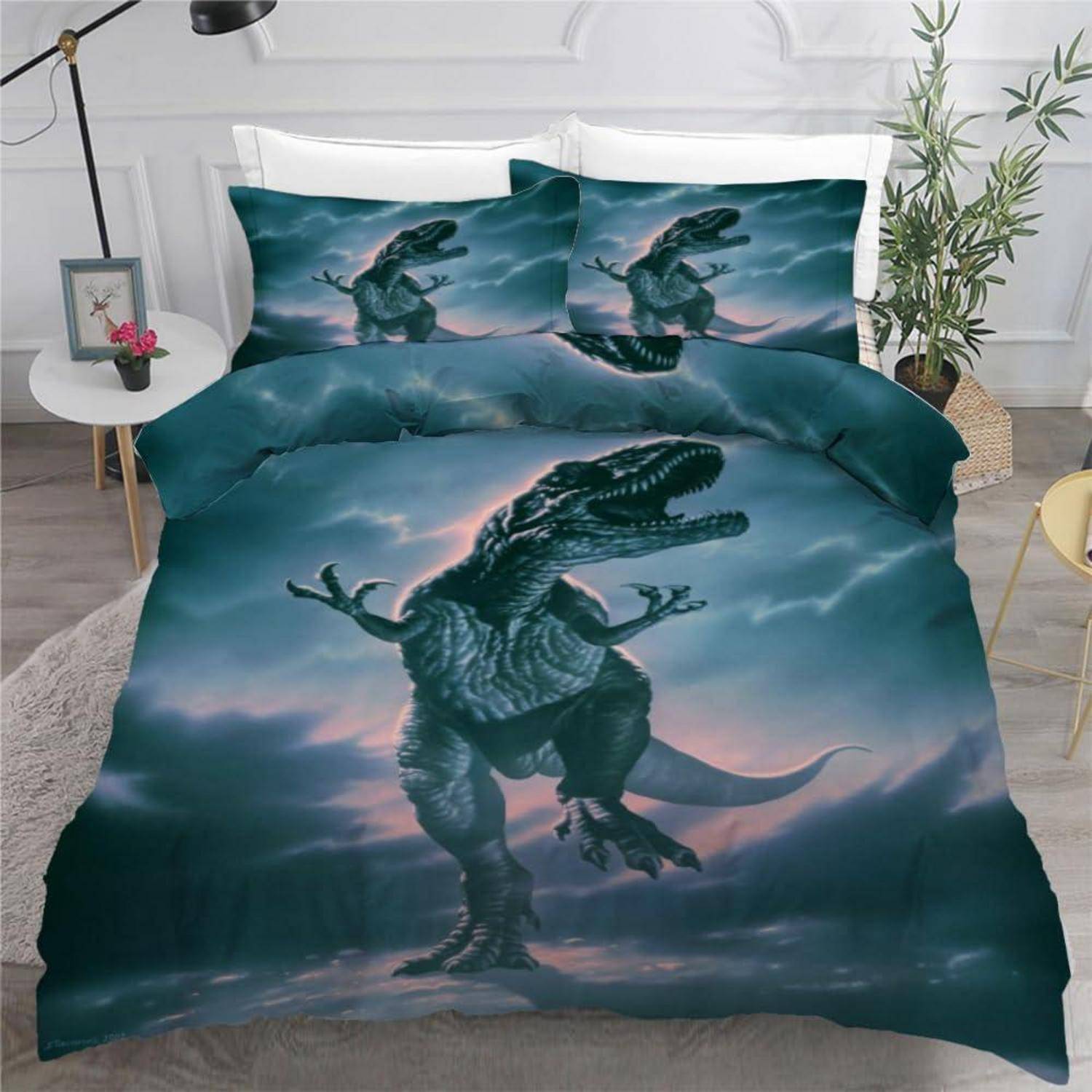 Dinosaurier-bettwäscheset mit einem brüllenden T.-rex auf der Bettdecke und passenden Kissenbezügen in einem Schlafzimmer.