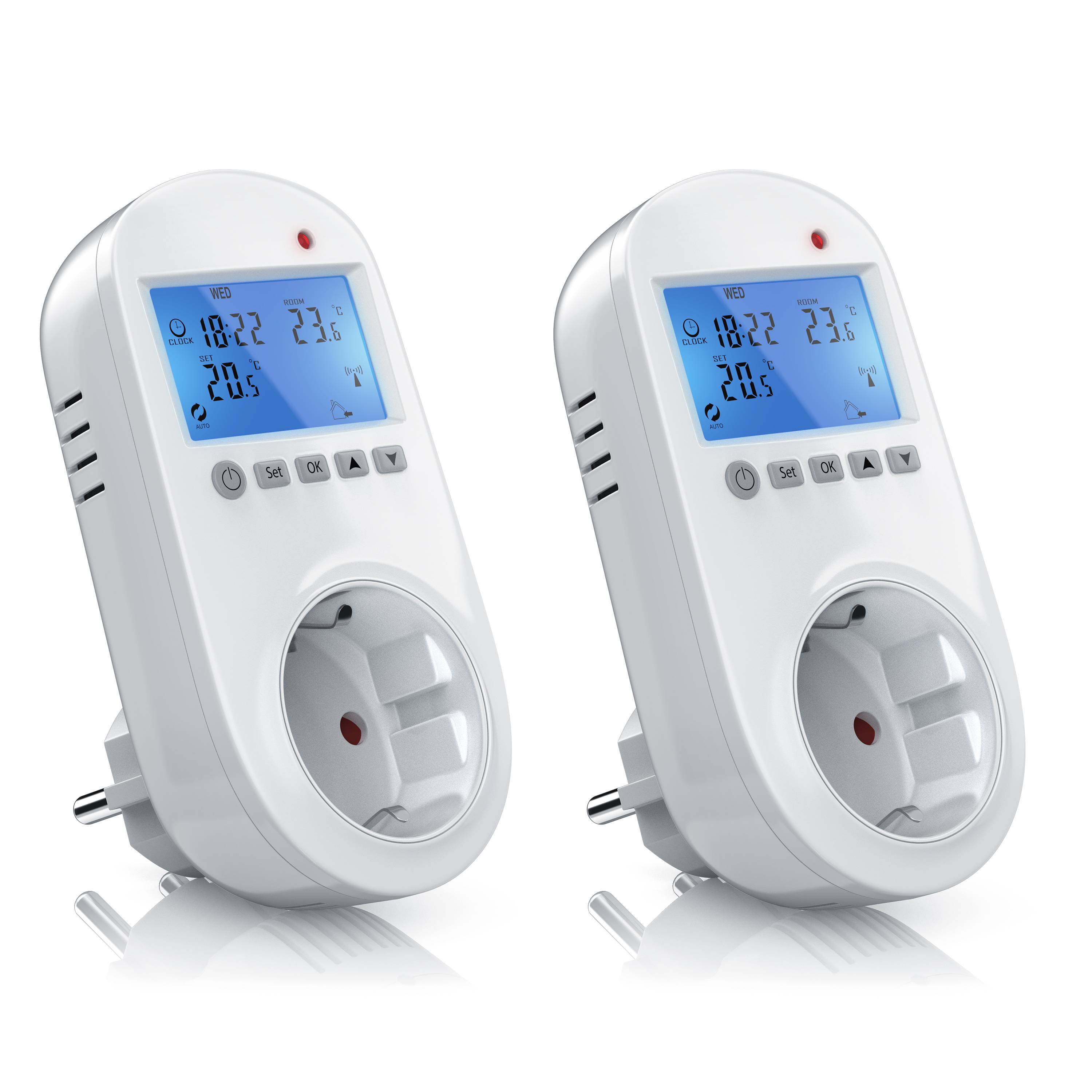 Zwei weiße Stecker-Digital-Stromzähler mit blau beleuchteten Displays, nebeneinander auf weißem Hintergrund abgebildet.