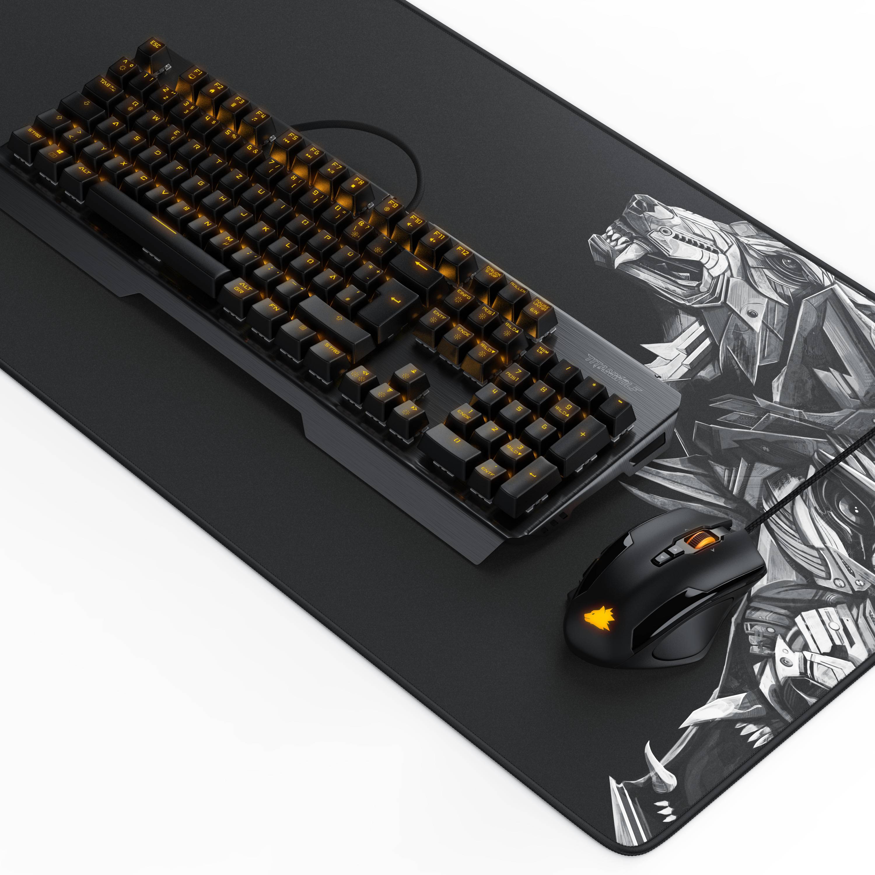 Gaming-Tastatur und Maus auf einem großen schwarzen Mousepad mit graustufen-illustrierten Kunstwerk.