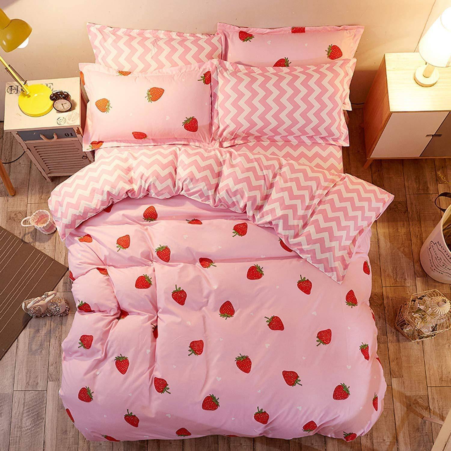 Rosa Erdbeer-Bettwäsche-Set mit passenden Zickzack-Kissen auf einem ordentlich gemachten Bett in einem gemütlichen Schlafzimmer