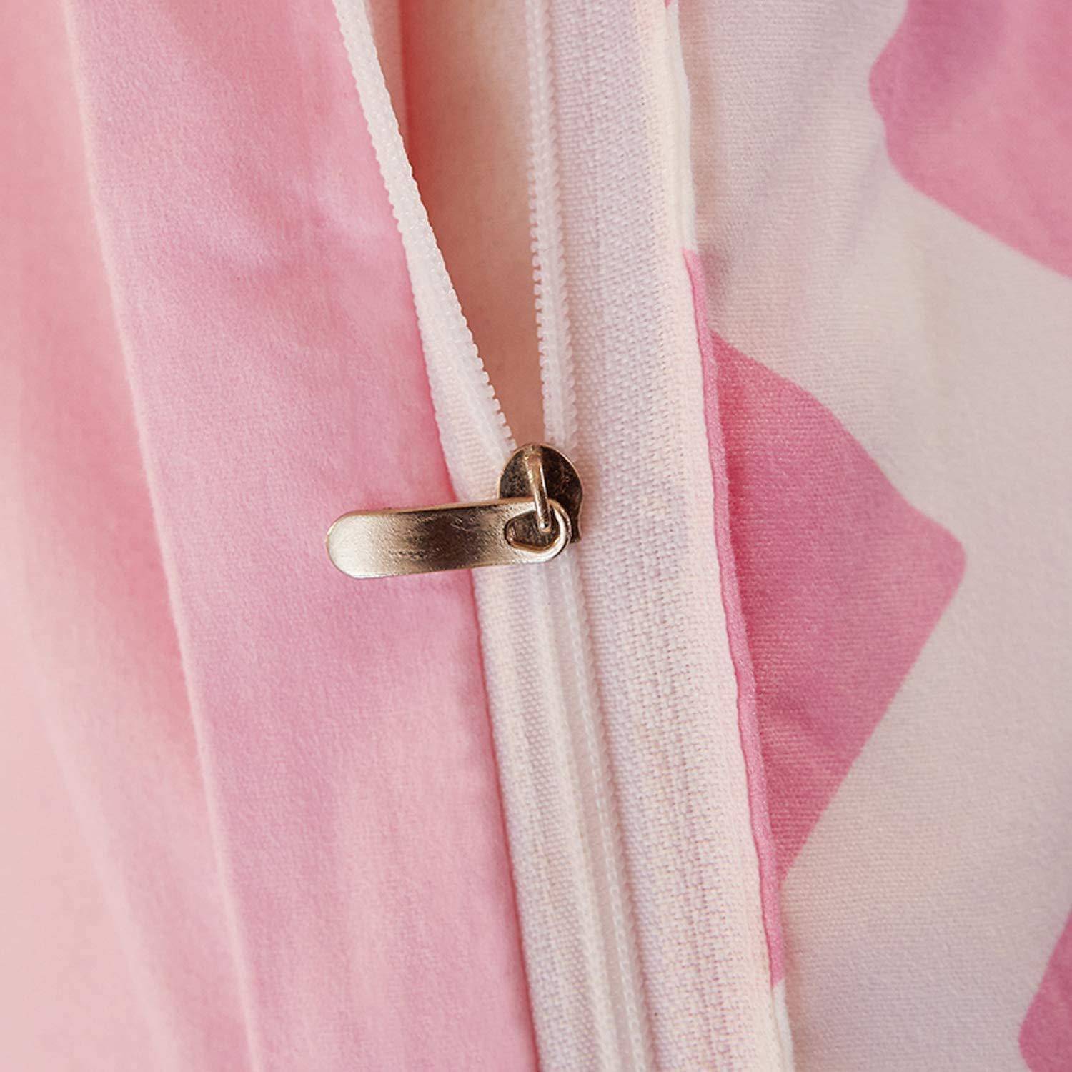 Nahaufnahme eines rosa-weißen Stoffreißverschlusses mit metallischem Schieber auf gemustertem Stoff.