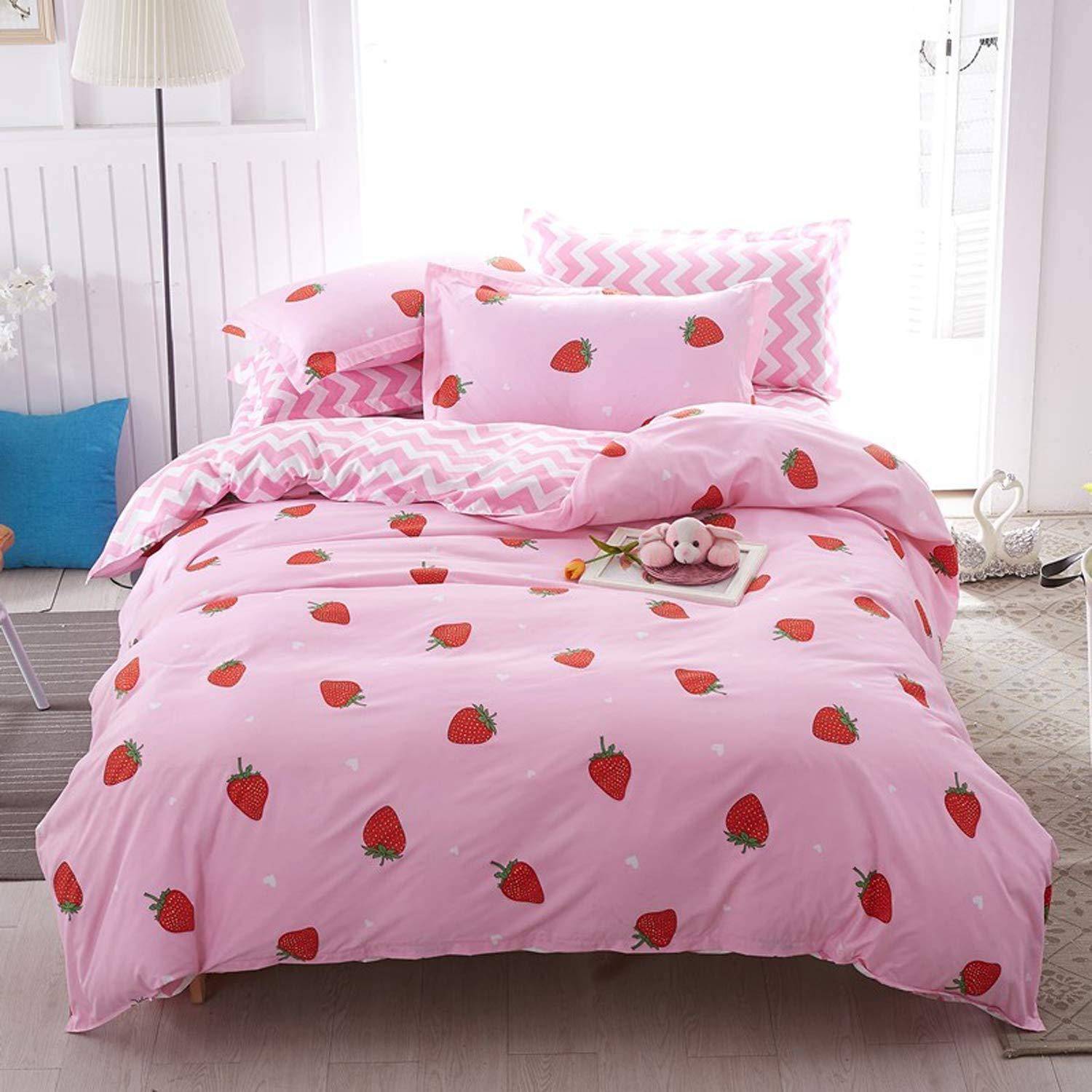 Rosa Erdbeeren-Muster-Tagesdecke mit passenden Kissen und Bettdecke in einem hellen, gemütlichen Schlafzimmer