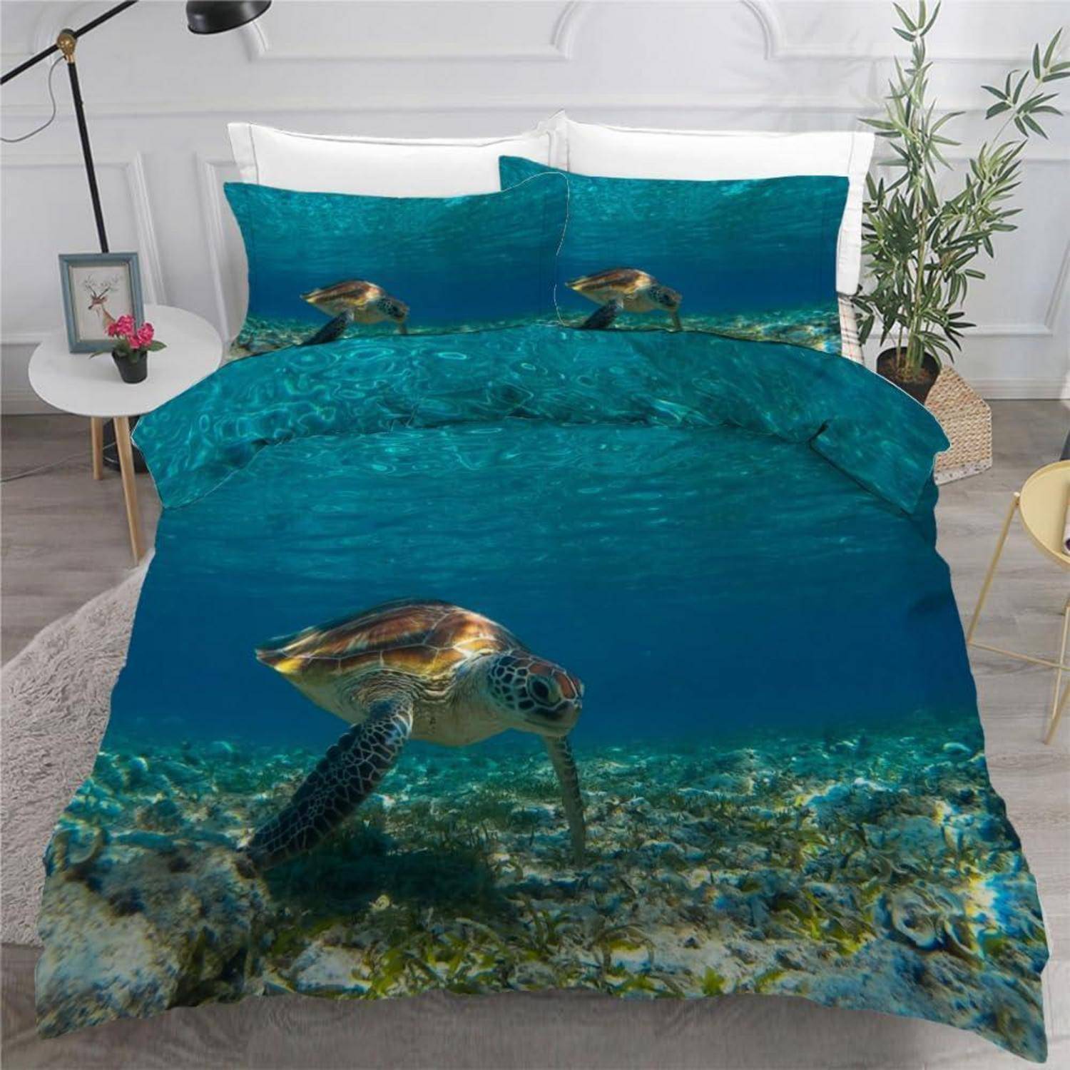 Ozean-Bettwäsche-Set mit einer Meeresschildkröte, die über ein Korallenriff auf dem Steppdecke und Kissenbezügen schwimmt.