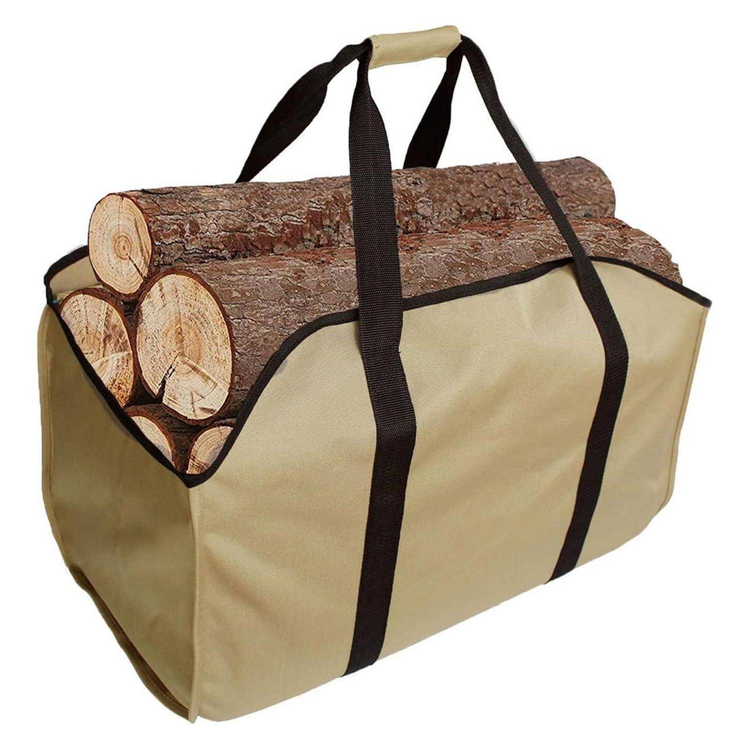 Beige-farbene Holzträgertasche mit schwarzen Griffen, gefüllt mit Brennholzscheiten vor einem einfachen weißen Hintergrund.