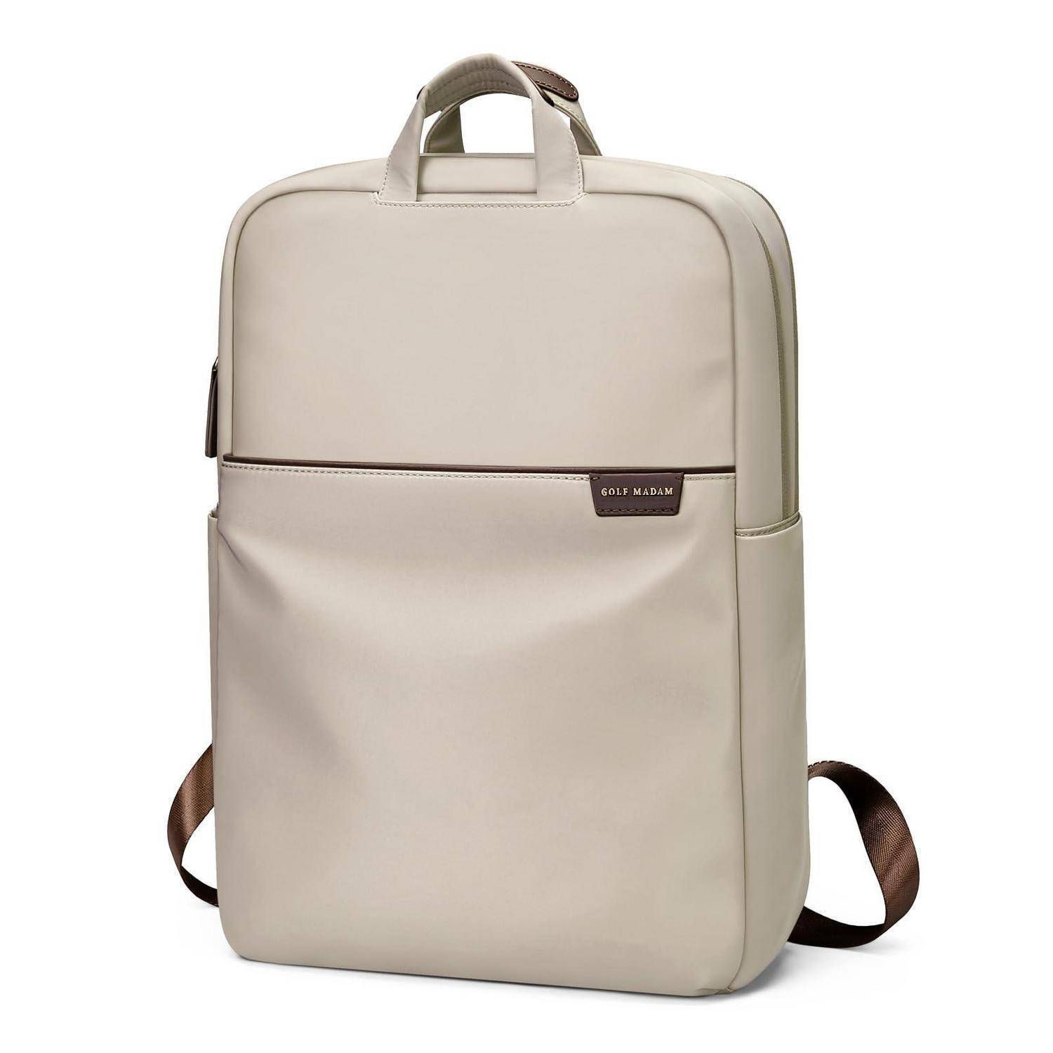 Beiger minimalistischer Rucksack mit Tragegriff oben, Vordertasche und braunen Schultergurten auf weißem Hintergrund.
