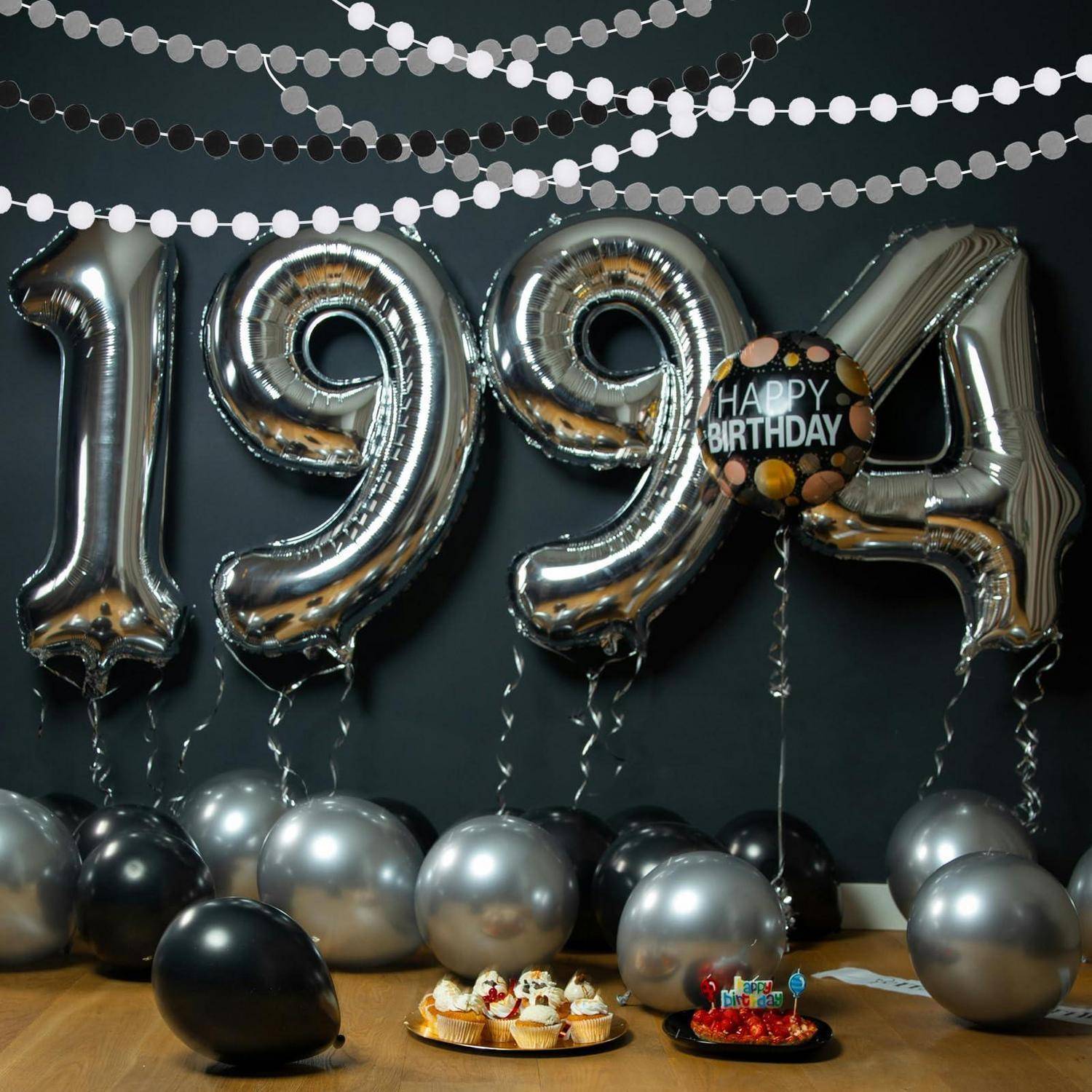 Geburtstagsfeier-Setup mit silbernen Ballonziffern „1994