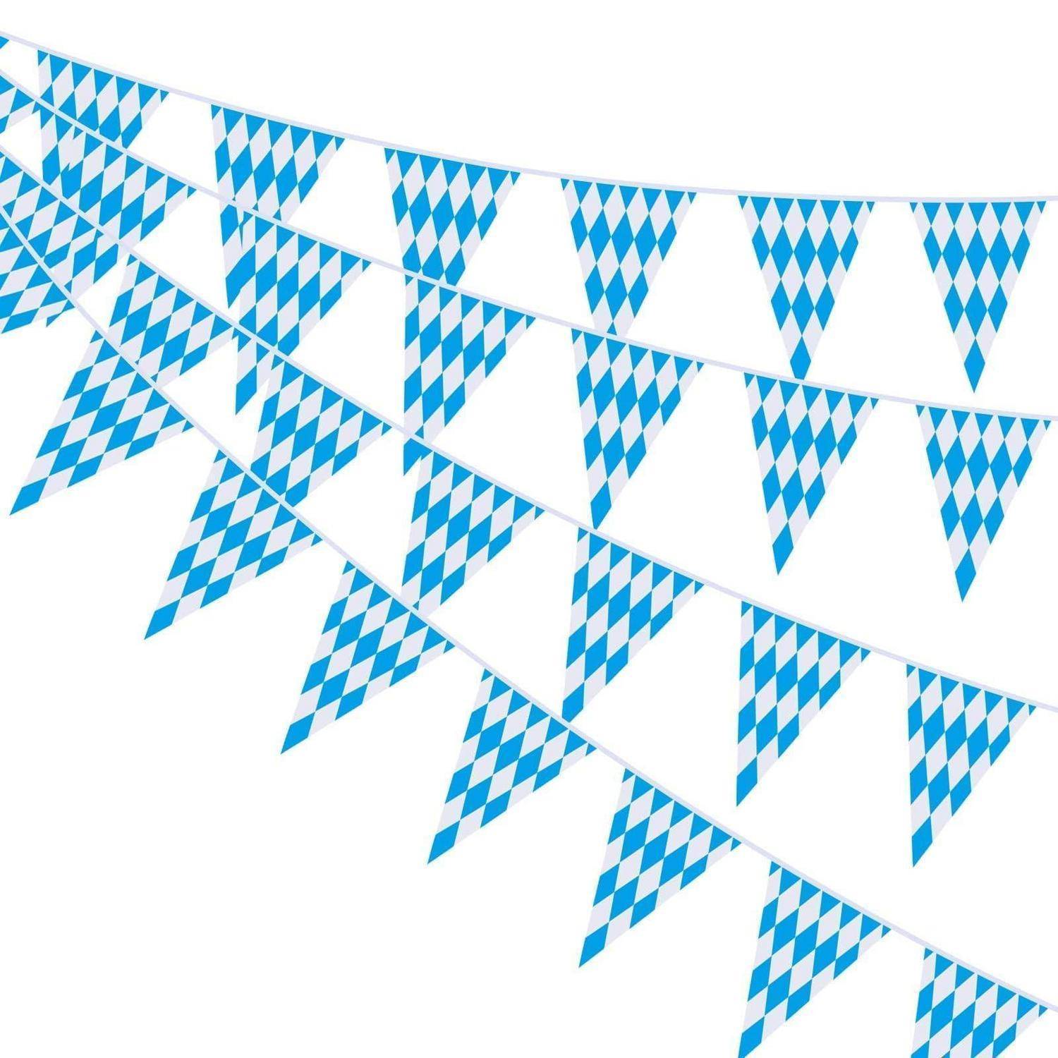 Blau-weiße, rautengemusterte Wimpelgirlande, diagonal über einem einfachen weißen Hintergrund gespannt.