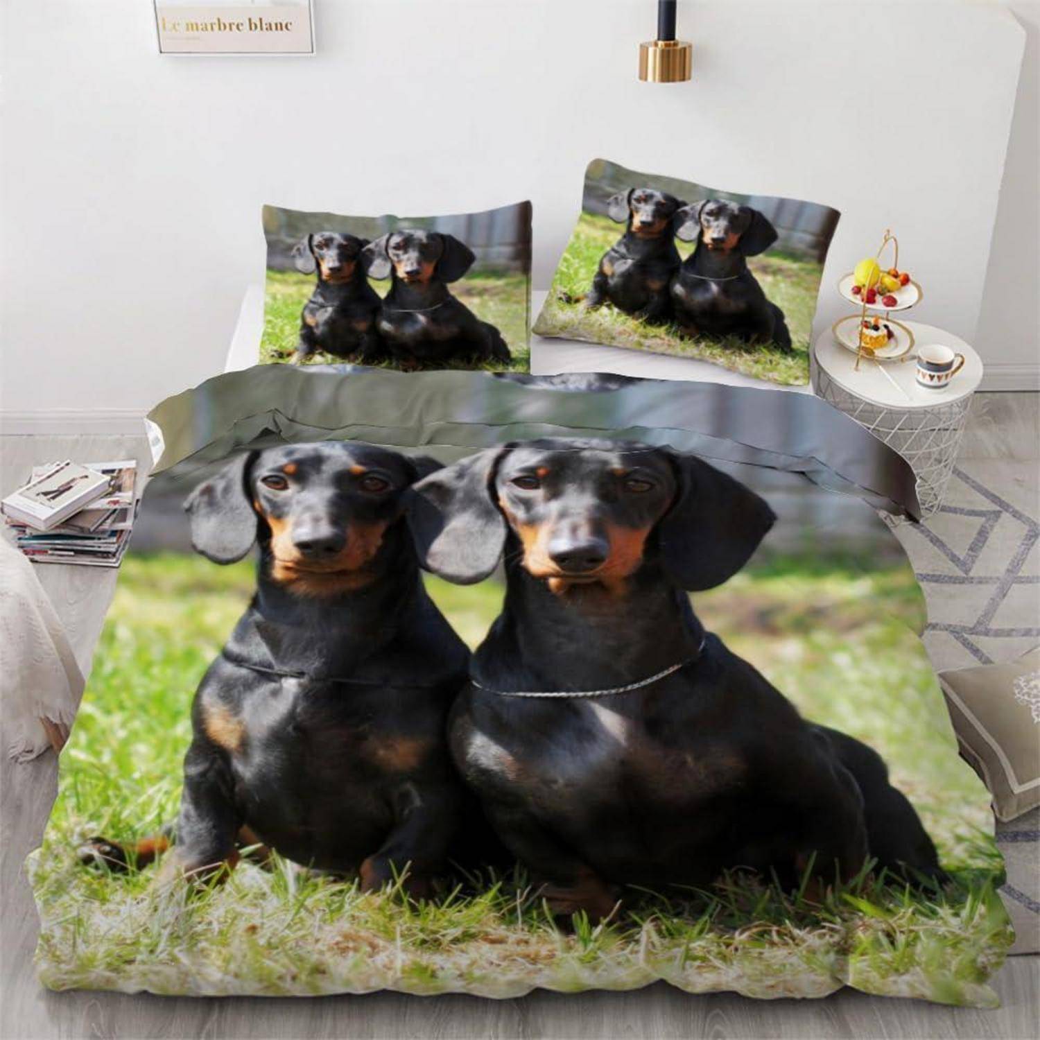 Dackelthematisches Bettwäscheset mit zwei schwarz-roten Hunden auf der Bettdecke und den Kissenbezügen in einem hellen Schlafzimmer.