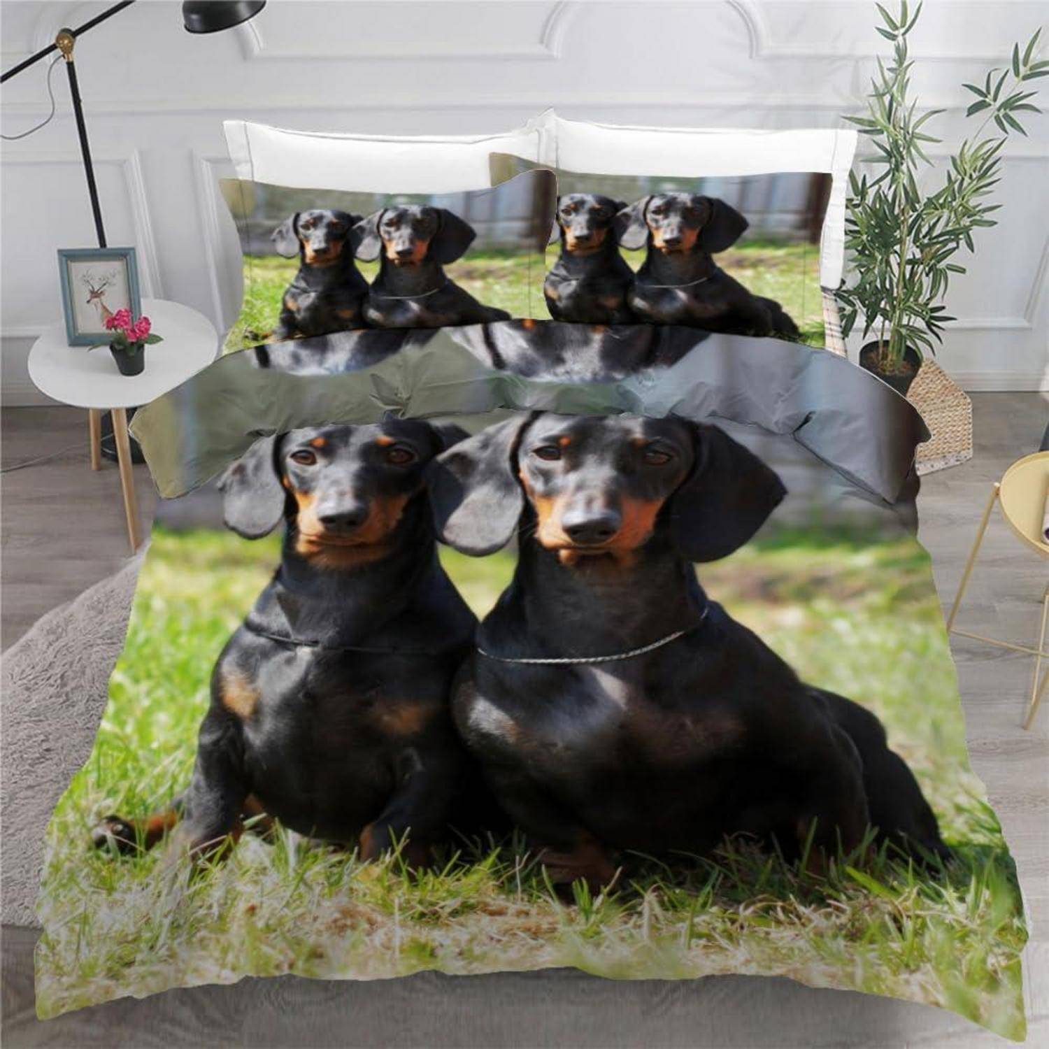 Bettwäscheset mit Dackel-Motiv mit wiederholtem Foto von zwei schwarzroten Dachshunden auf grünem Hintergrund, gezeigt auf einem ordentlich gemachten Bett.