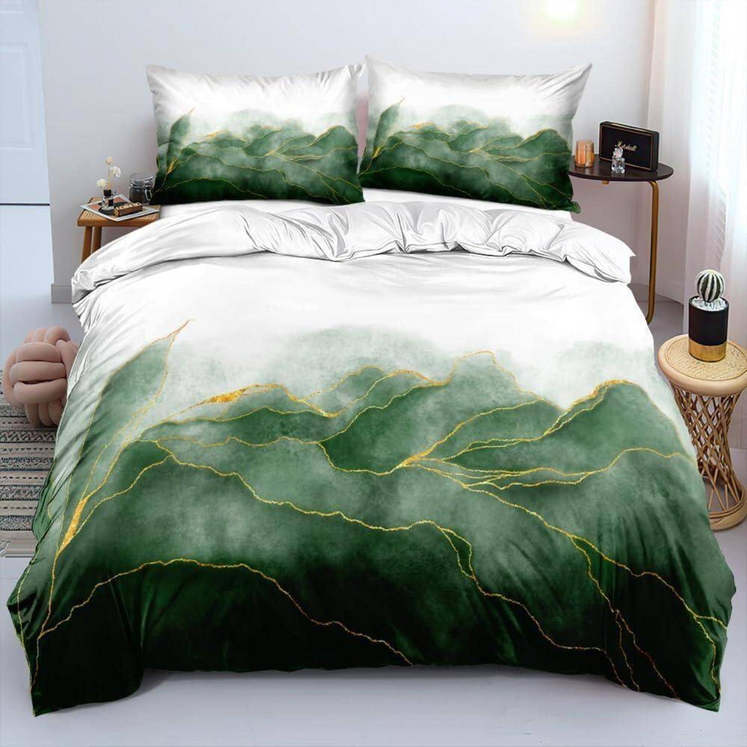 Bett mit weißen Laken und grüner Bettwäsche mit Bergmuster sowie Kissen in einem hellen Schlafzimmer.