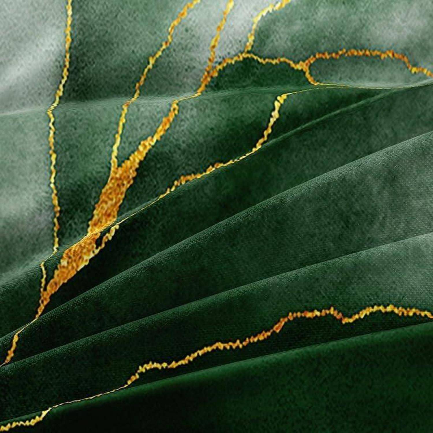 Nahaufnahme von überlappenden dunkelgrünen Blättern mit leuchtend gelb-orangen Adern, die ein strukturiertes abstraktes botanisches Muster erzeugen.