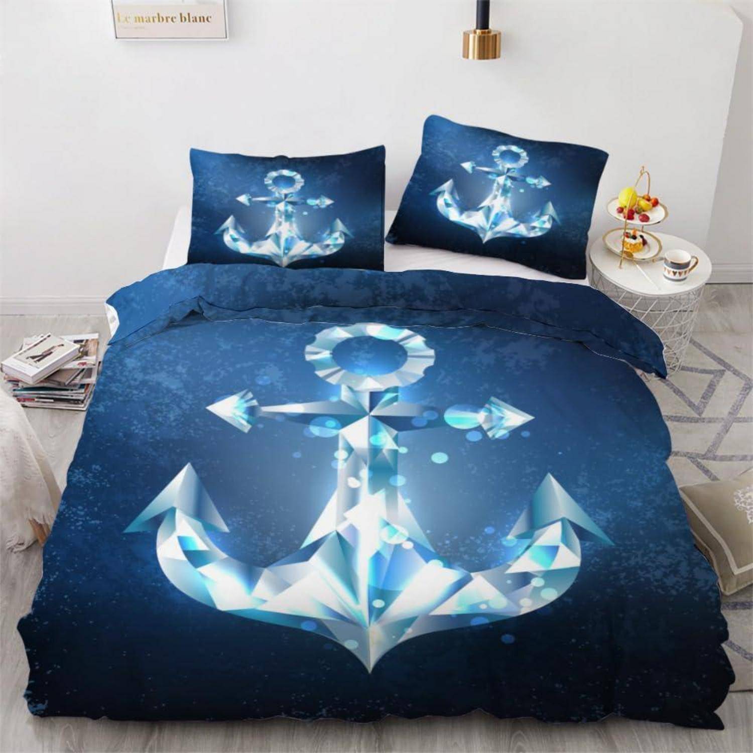 Blaue Bettwäsche mit einem großen weißen Anker-Design auf der Bettdecke und passenden Ankerkissen in einem Schlafzimmer.